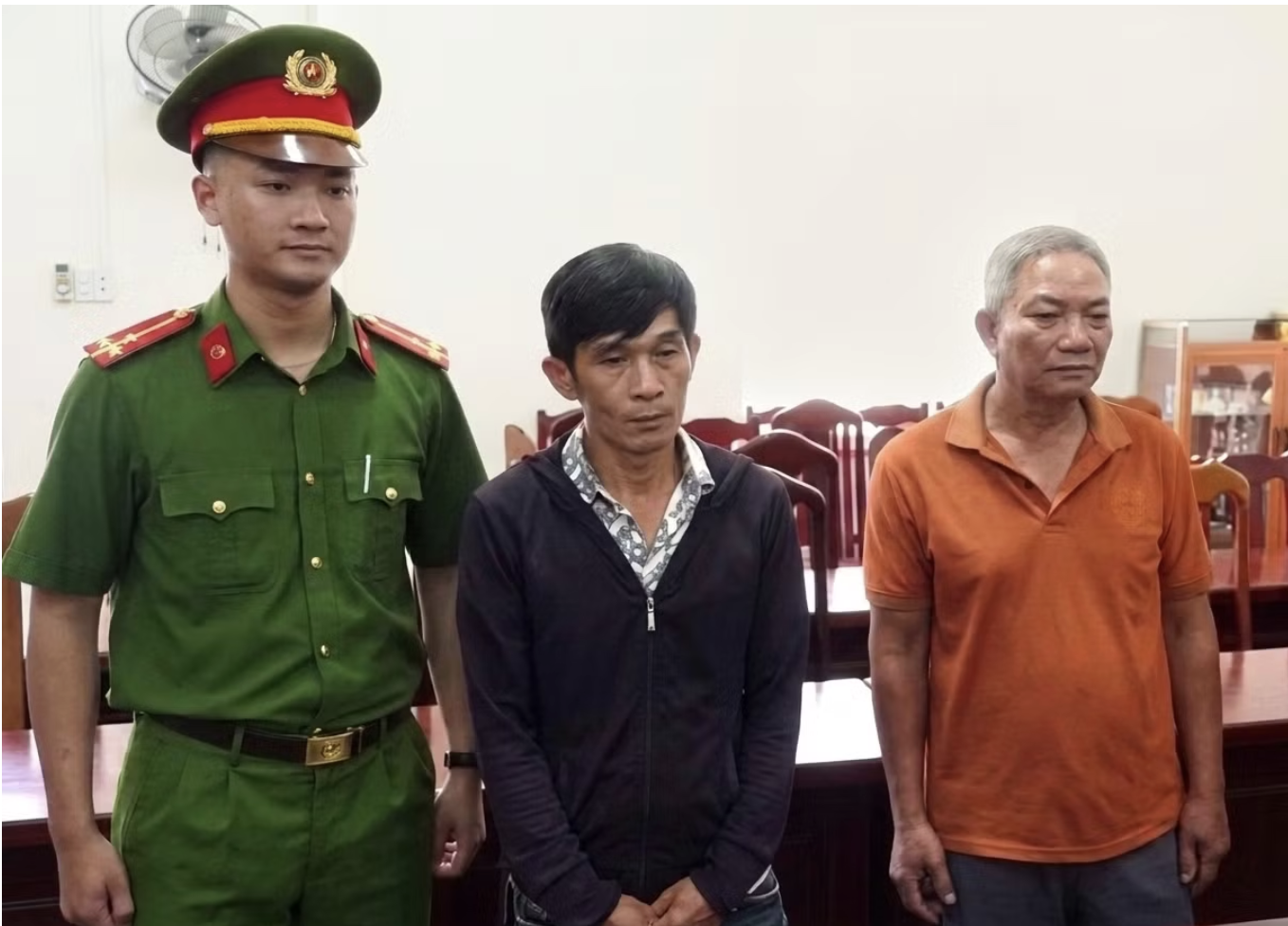 Khởi tố 2 đối tượng cầm đầu vụ thiếu t&aacute; c&ocirc;ng an hi sinh khi chống "c&aacute;t tặc" ở Kh&aacute;nh H&ograve;a - Ảnh 1.