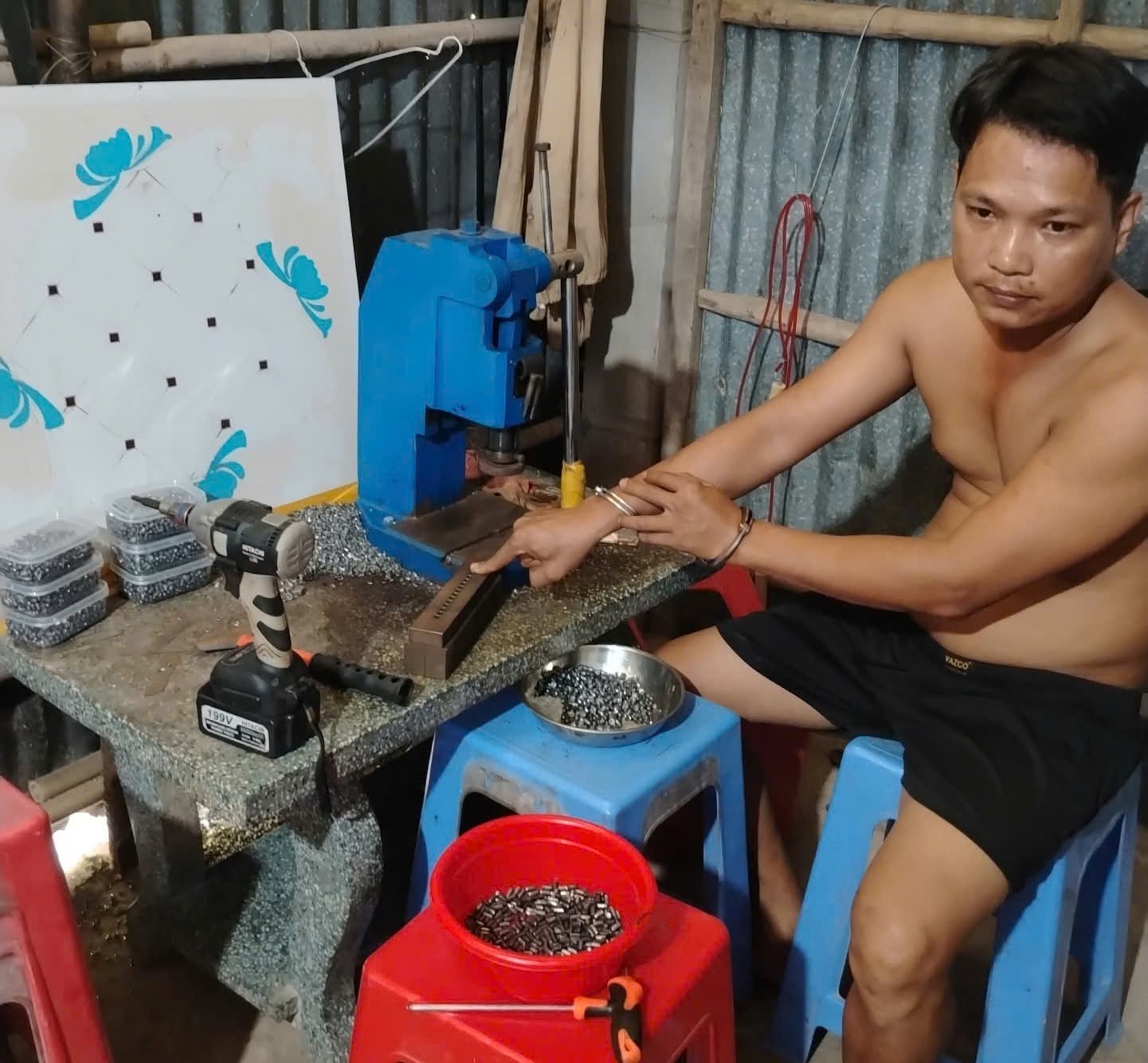 Triệt ph&aacute; đường d&acirc;y chế tạo vũ kh&iacute; qu&acirc;n dụng quy m&ocirc; &ldquo;khủng&rdquo; - Ảnh 6.