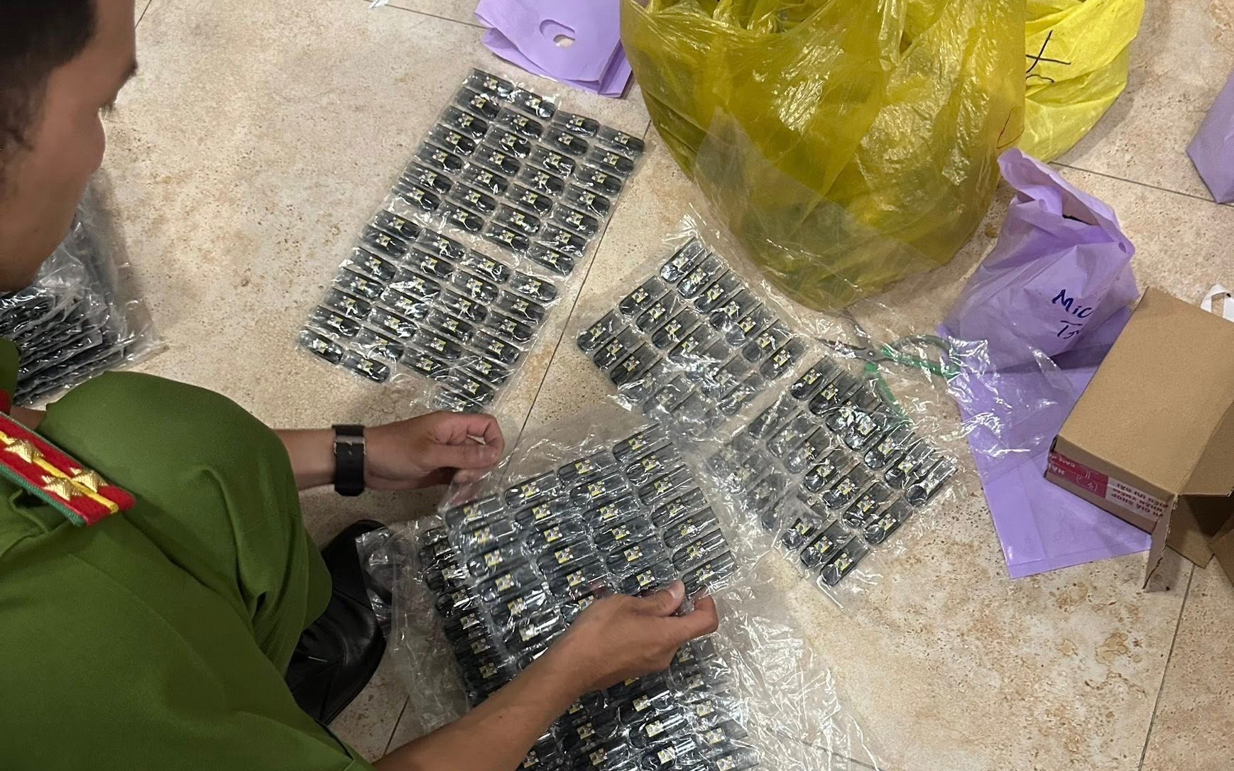 Ập vào căn nhà ở TPHCM, công an bắt giữ 5 người