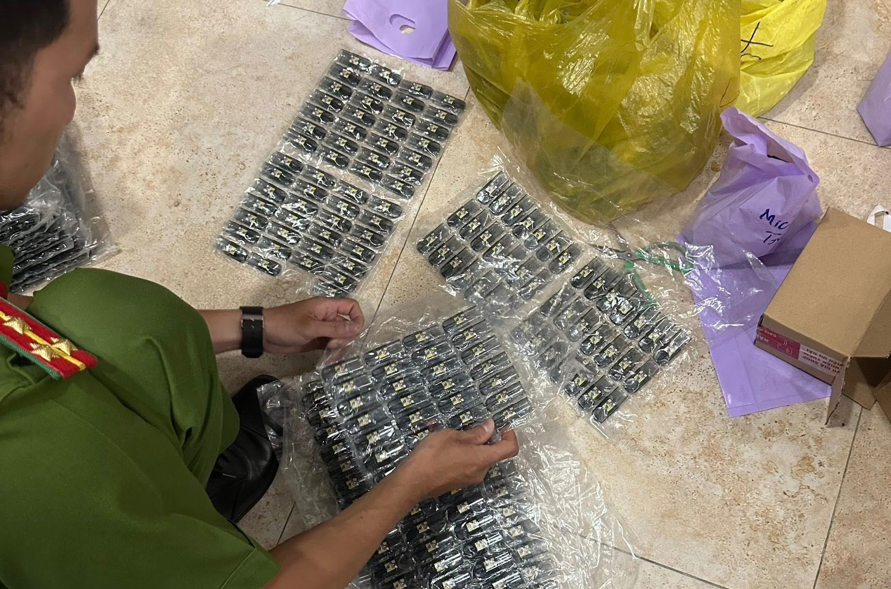 Công an TPHCM bắt giữ 5 người buôn bán ma túy núp bóng thuốc lá điện tử - Ảnh 1.