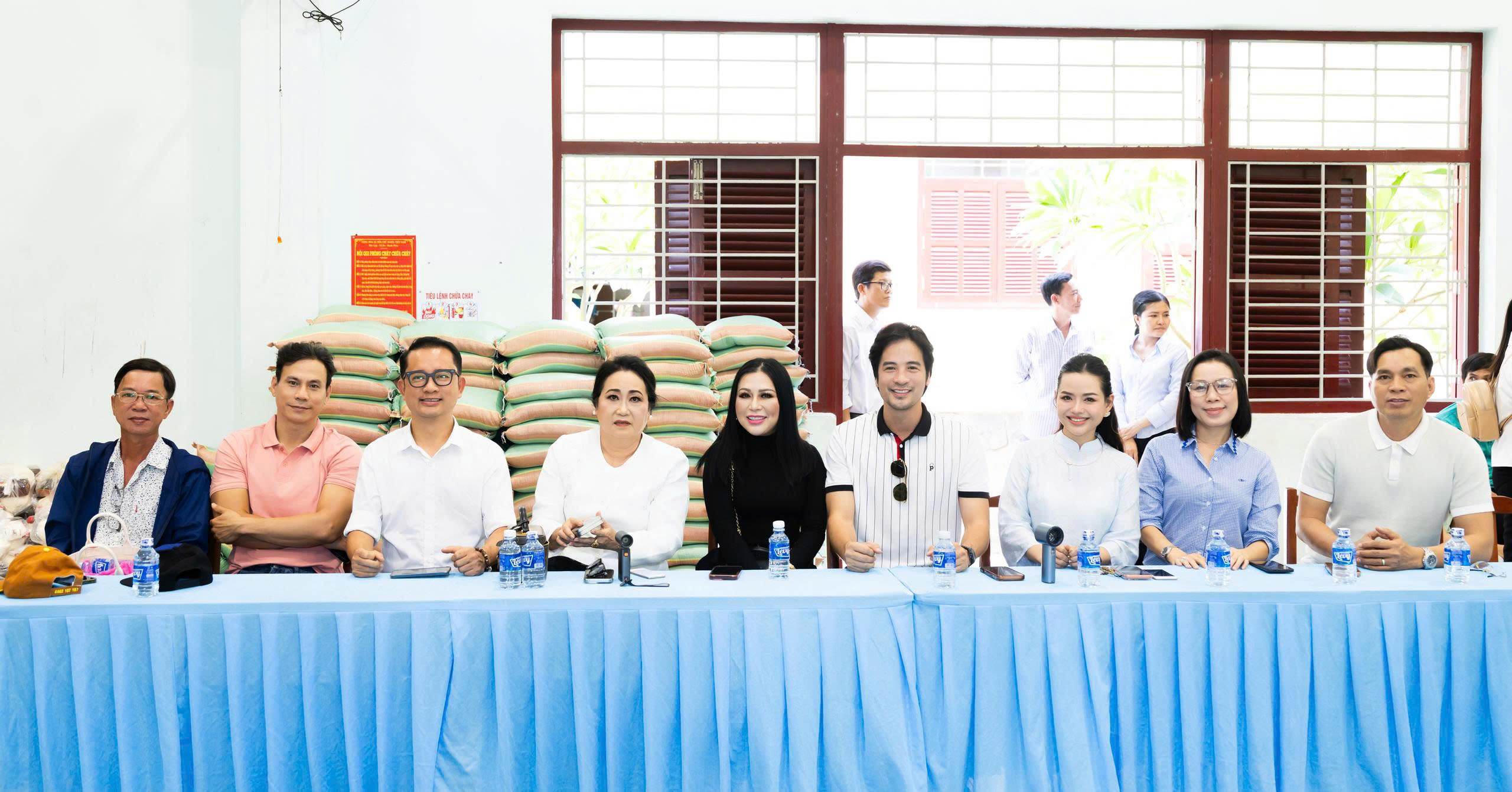CEO, Nghệ sĩ Kristine Thảo L&acirc;m c&ugrave;ng d&agrave;n nghệ sĩ trao qu&agrave; cho b&agrave; con ngh&egrave;o tại Vĩnh Long. - Ảnh 4.