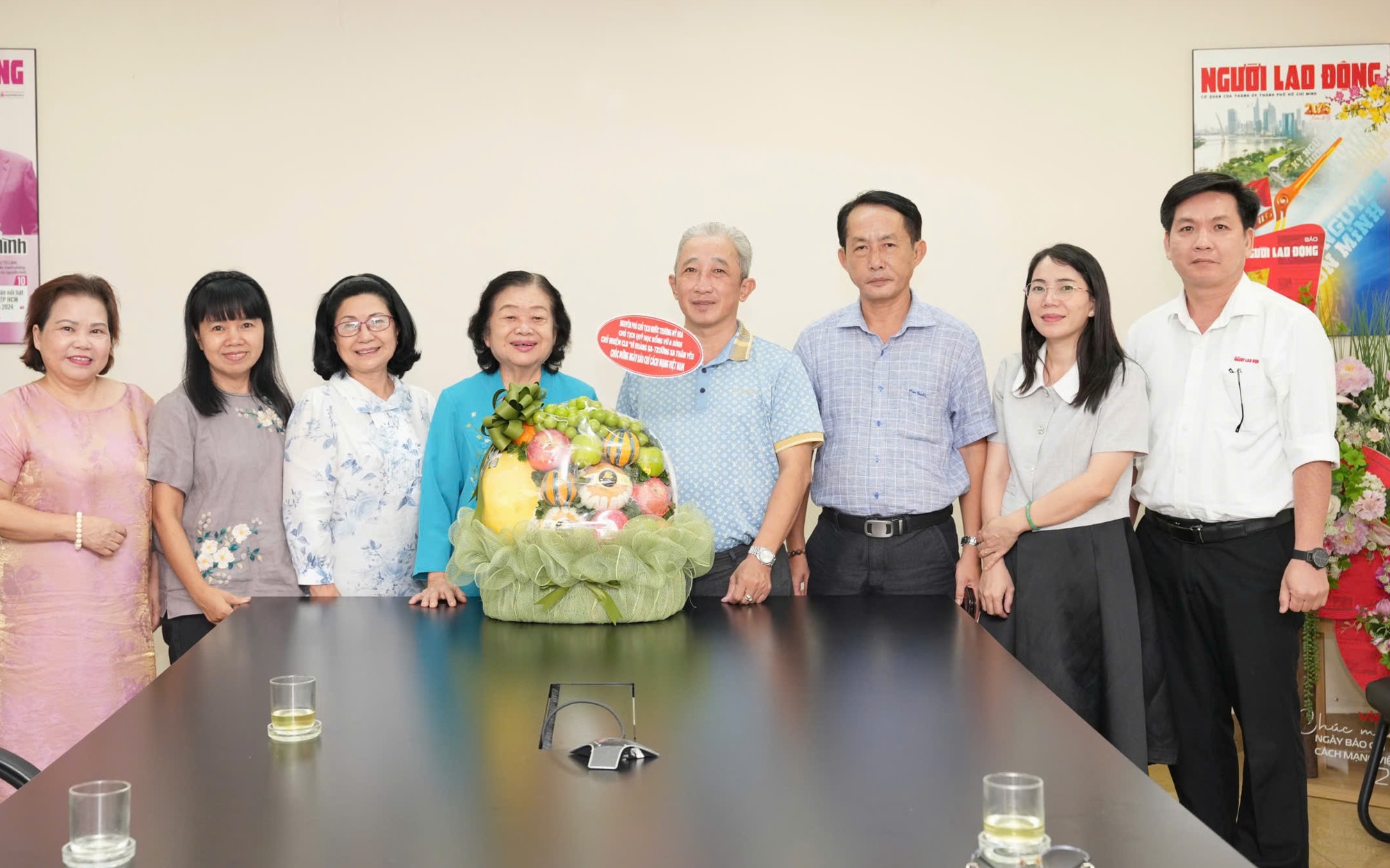 Nguyên Phó Chủ tịch nước Trương Mỹ Hoa thăm Báo Người Lao Động nhân Ngày 21-6