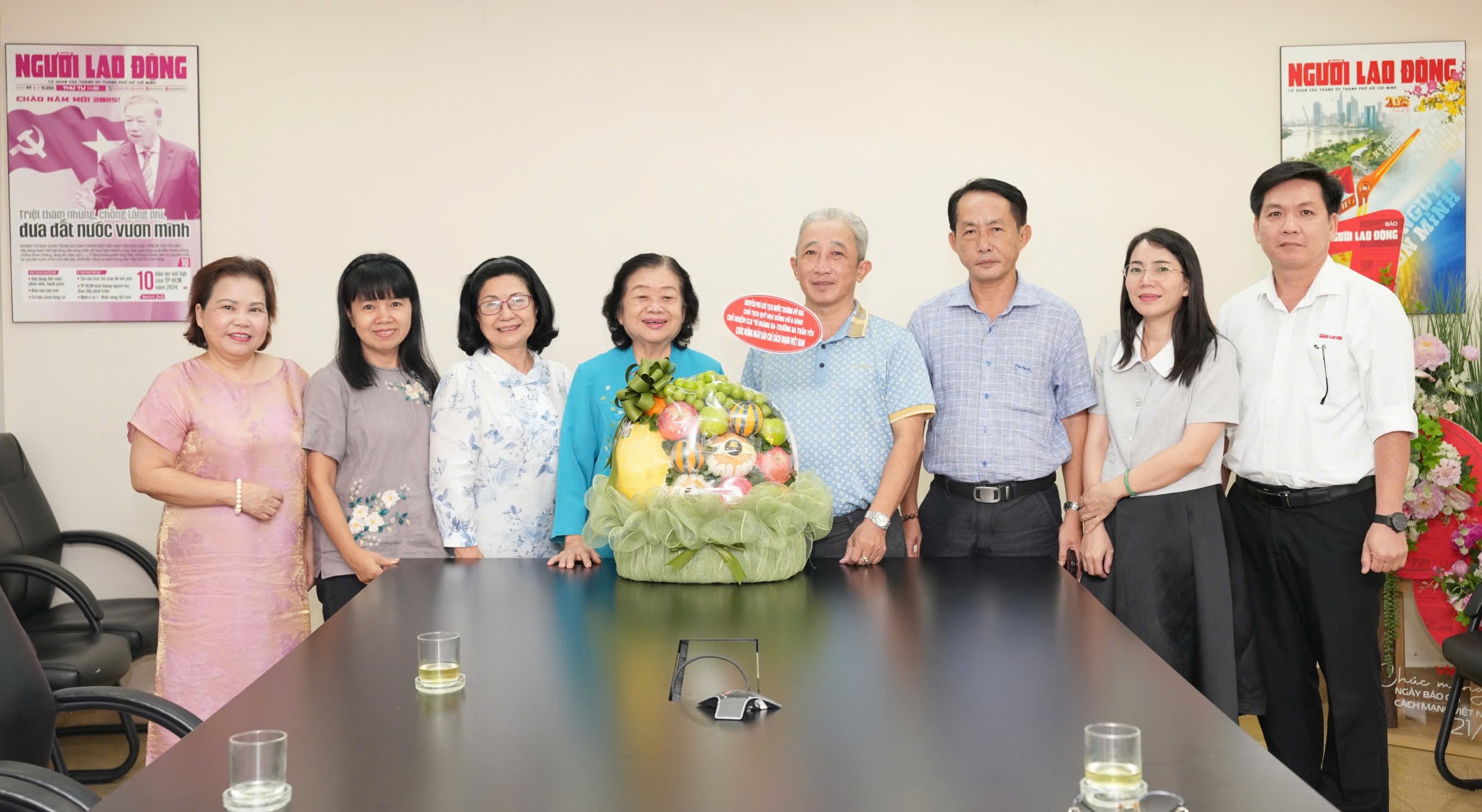 Nguyên Phó Chủ tịch nước Trương Mỹ Hoa thăm Báo Người Lao Động nhân Ngày 21-6 - Ảnh 2.