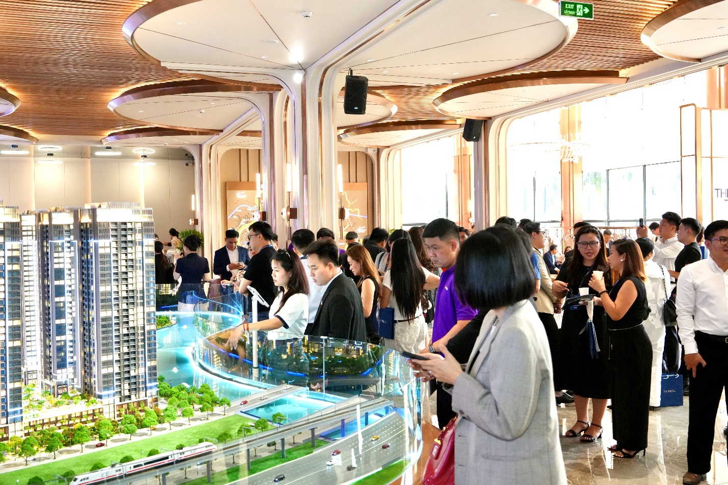 Dòng tiền vẫn ưu tiên bất động sản trung tâm, Cloud9 Tower thu hút sự quan tâm trong ngày mở bán - Ảnh 2.