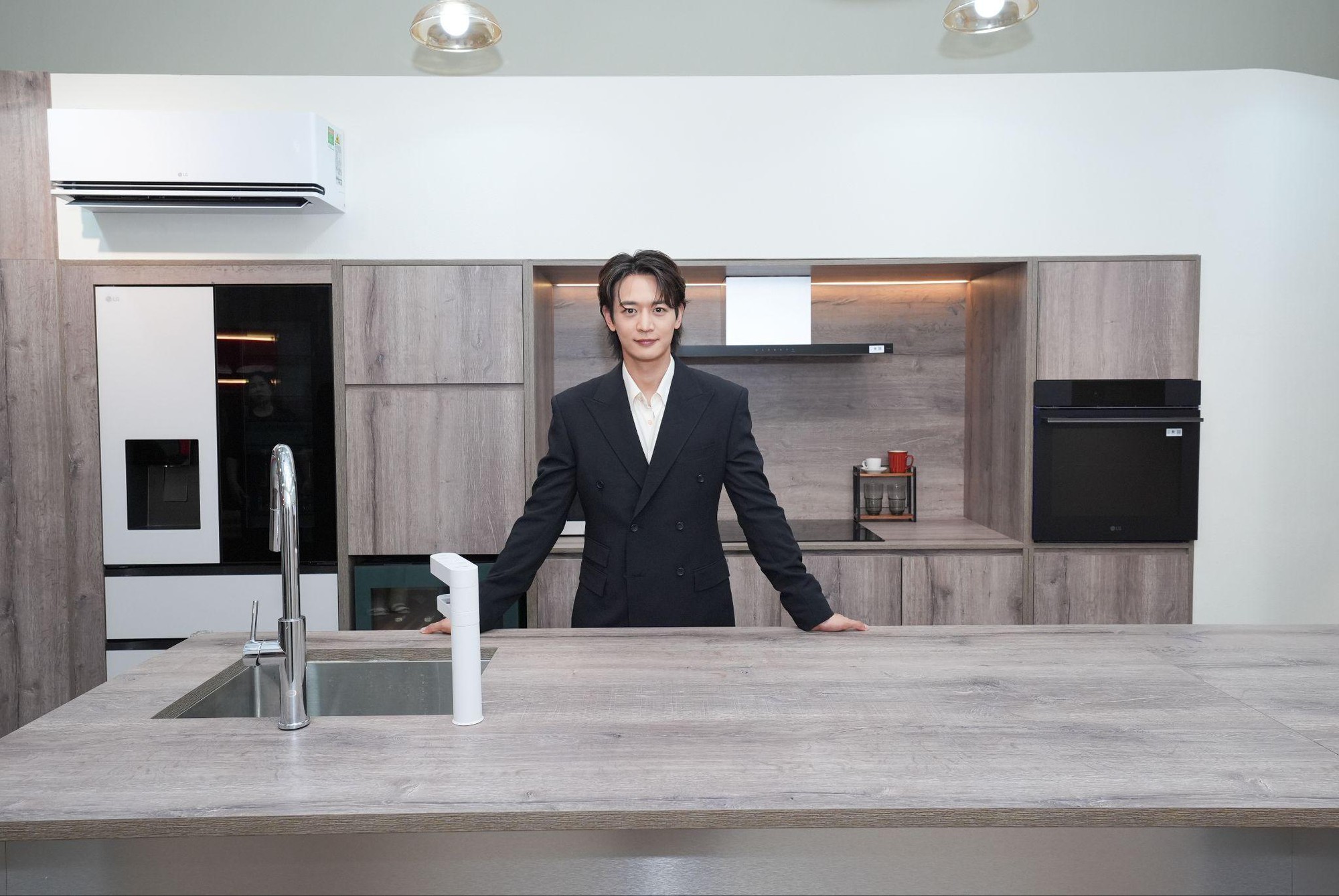 MINHO c&ugrave;ng LG Electronics Việt Nam đưa nhịp sống Seoul về giữa l&ograve;ng th&agrave;nh phố - Ảnh 1.