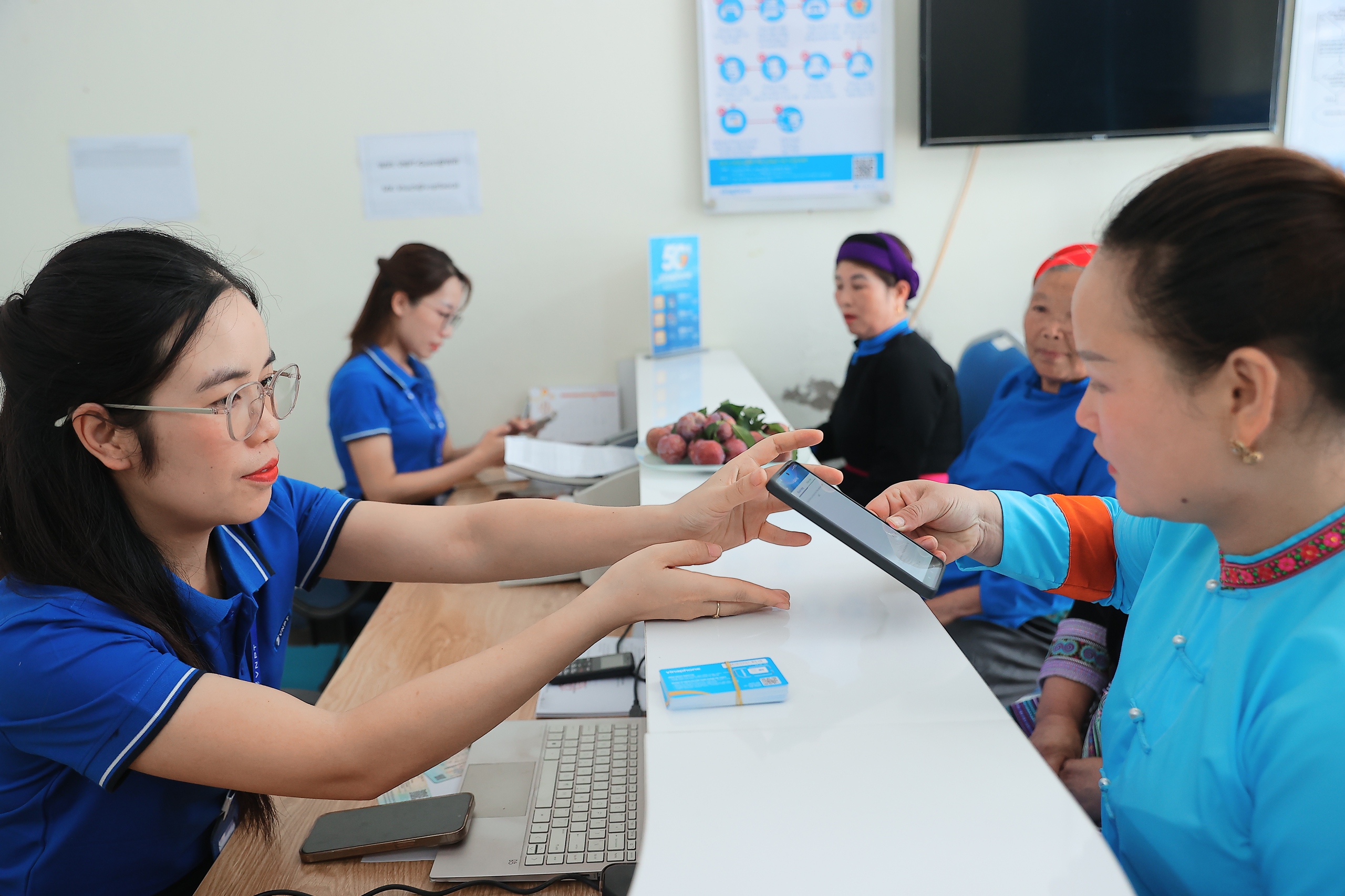 S&aacute;ng 15-6, nh&agrave; mạng ch&iacute;nh thức kh&oacute;a h&agrave;ng triệu SIM chưa x&aacute;c thực: Chủ thu&ecirc; bao cần l&agrave;m g&igrave;? - Ảnh 1.