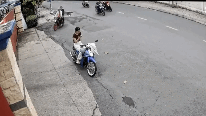 C&ocirc;ng an bắt 2 nghi phạm cướp giật t&agrave;i sản trong 24 giờ Tại Thuận Giao - Ảnh 1.
