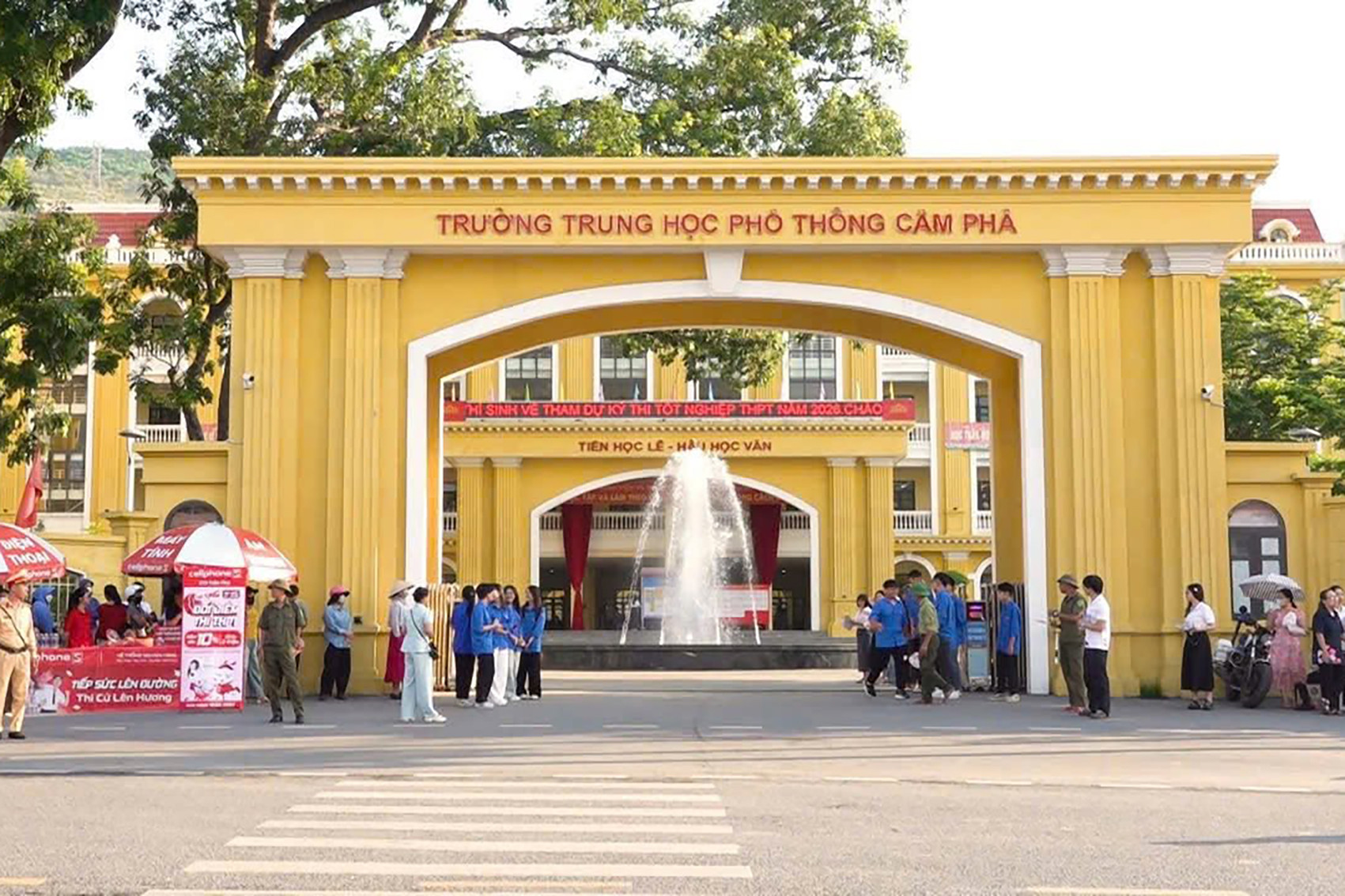 Kỷ luật 3 giám thị liên quan vụ gợi ý thí sinh xem bài thi tốt nghiệp THPT 2026 - Ảnh 1.