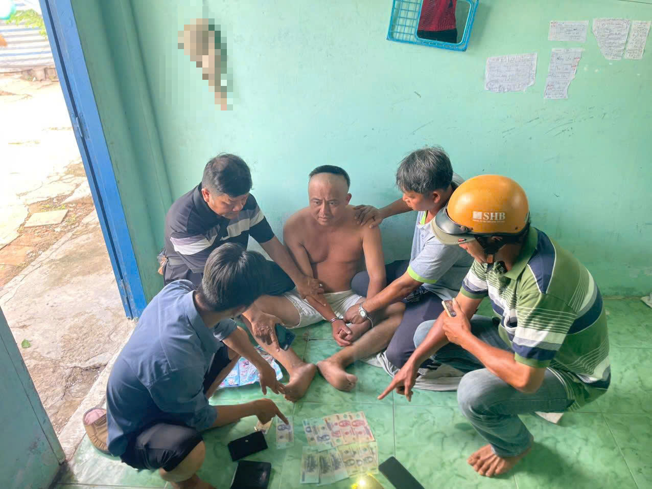Bắt thanh niên cướp tài sản của ông lão bán vé số tại Đồng Tháp năm 2026 - Ảnh 1.