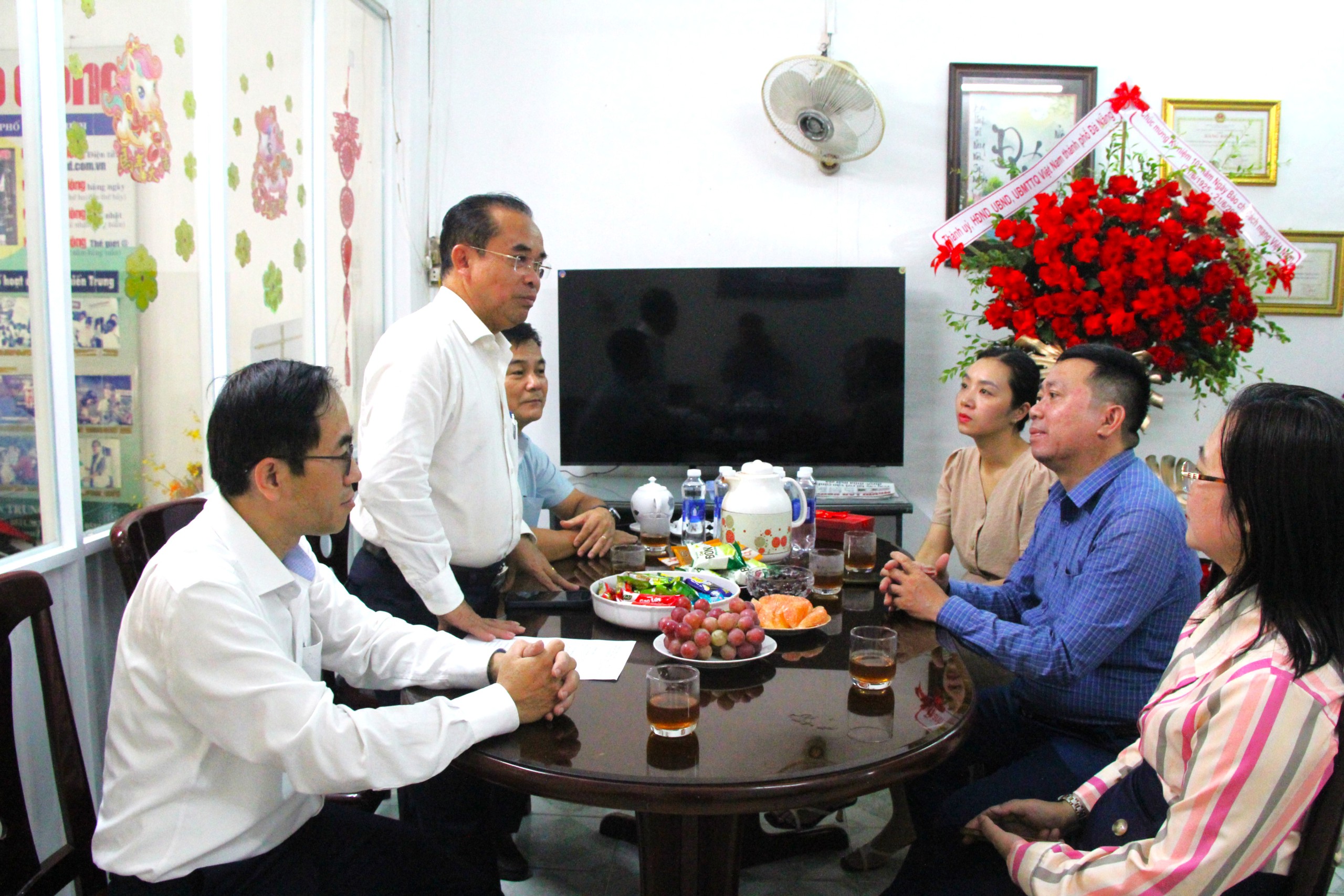 Lãnh đạo Đà Nẵng thăm Báo Người Lao Động nhân ngày 21-6 - Ảnh 1.