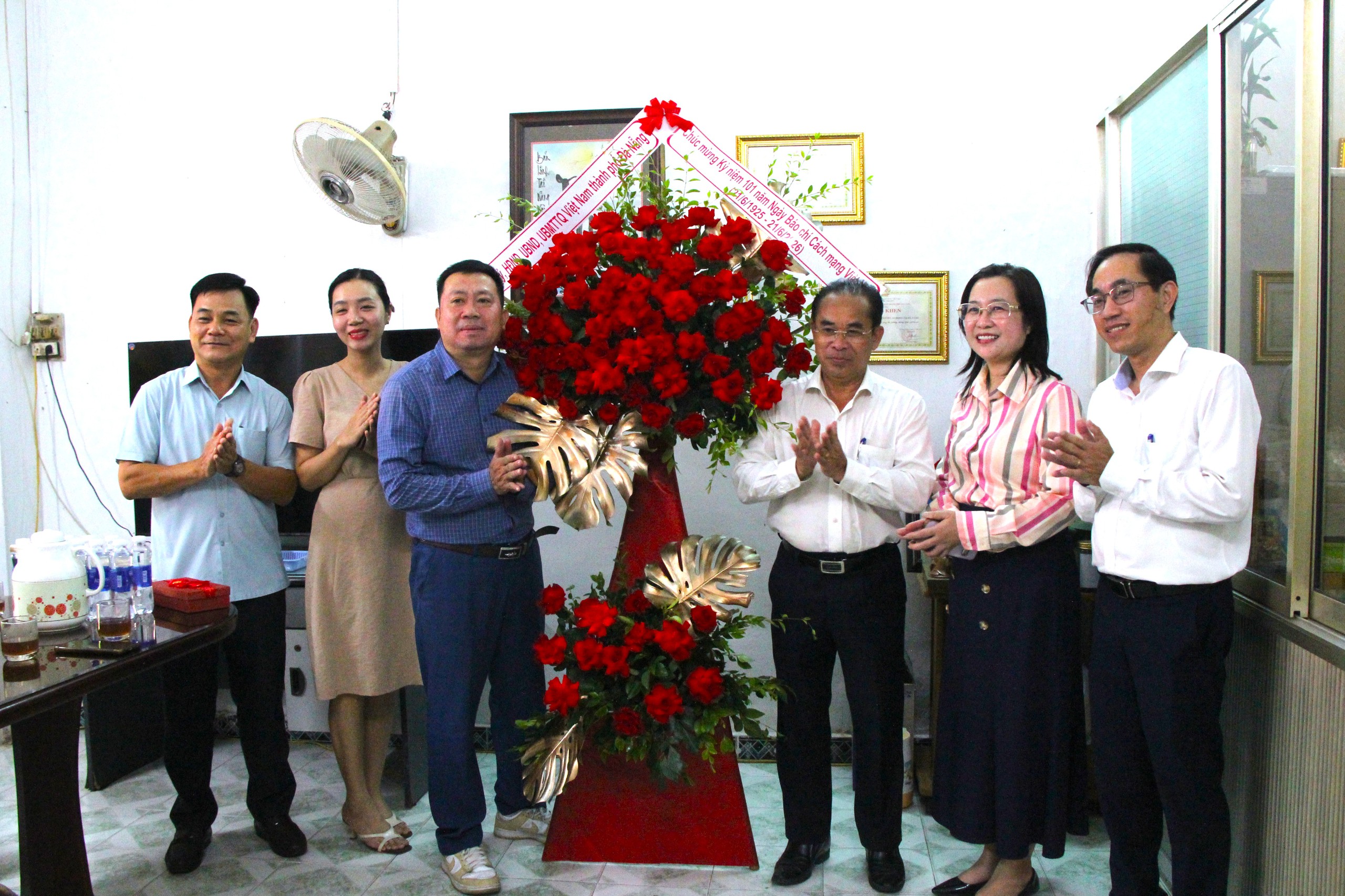 Lãnh đạo Đà Nẵng thăm Báo Người Lao Động nhân ngày 21-6 - Ảnh 2.