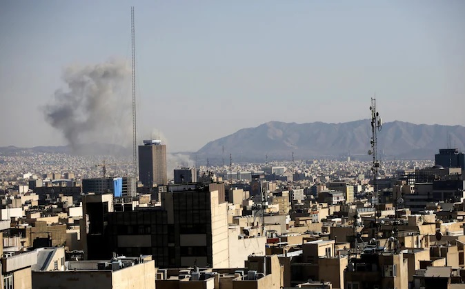 Iran từ bỏ uranium để nới lỏng trừng phạt, mở lại eo biển Hormuz? - Ảnh 2.