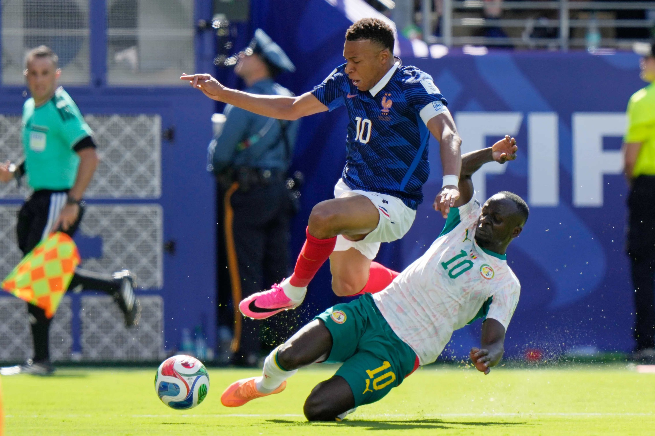 Mbappe bùng nổ và lời cảnh báo từ tuyển Pháp - Ảnh 1.