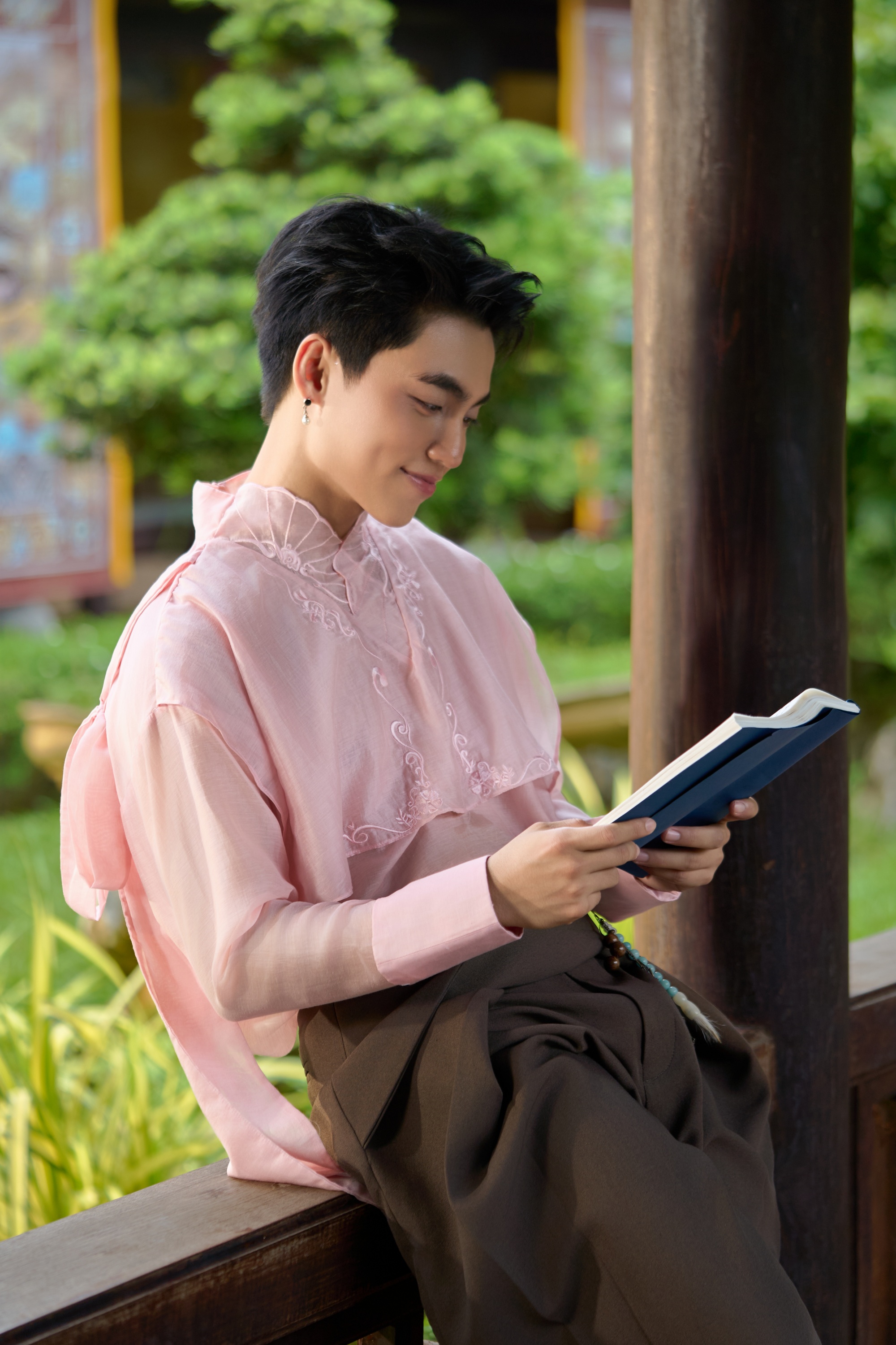 Ngỡ ng&agrave;ng với "vũ trụ &Aacute; Đ&ocirc;ng" trong m&agrave;n trở lại của MONO  - Ảnh 2.