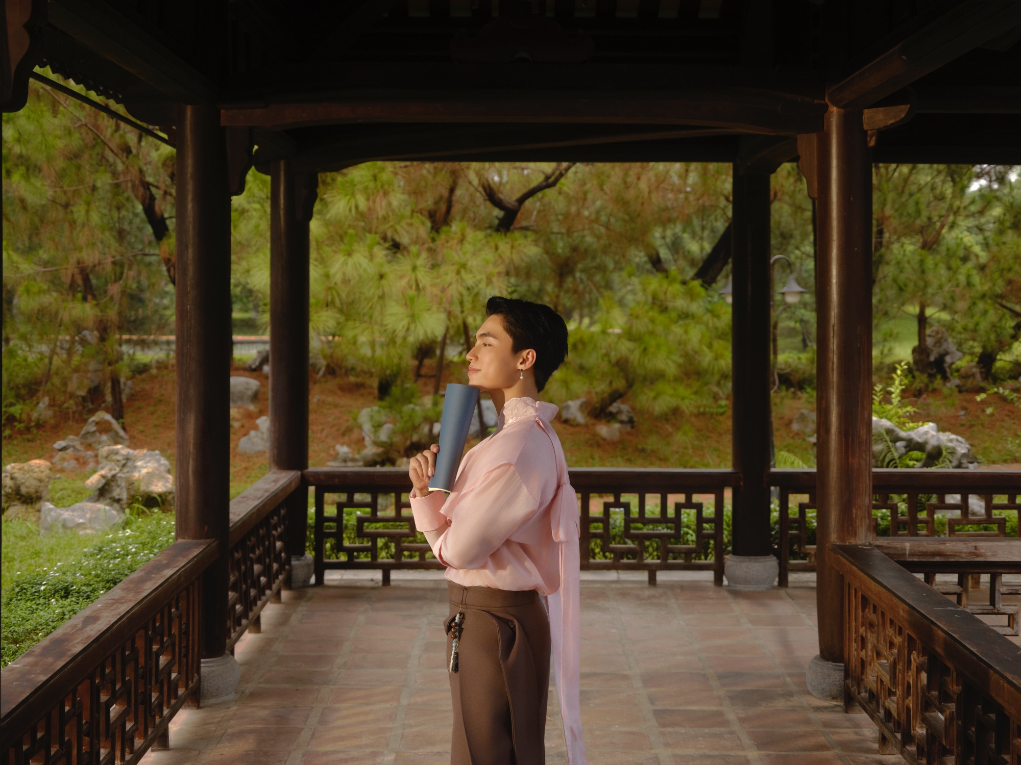 Ngỡ ng&agrave;ng với "vũ trụ &Aacute; Đ&ocirc;ng" trong m&agrave;n trở lại của MONO  - Ảnh 3.