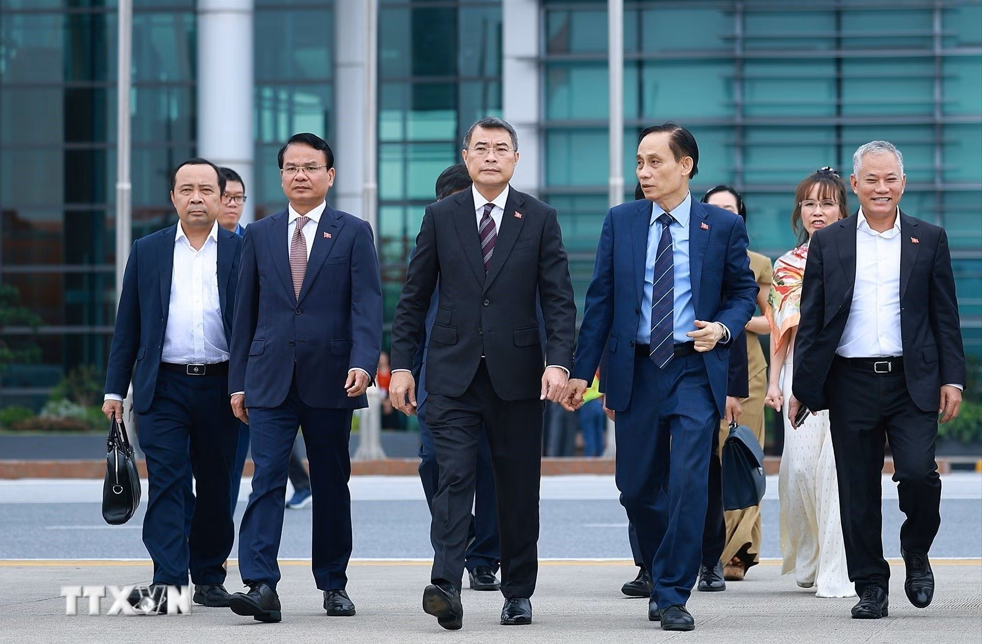 Thủ tướng L&ecirc; Minh Hưng l&ecirc;n đường c&ocirc;ng t&aacute;c tại Nga - Ảnh 1.