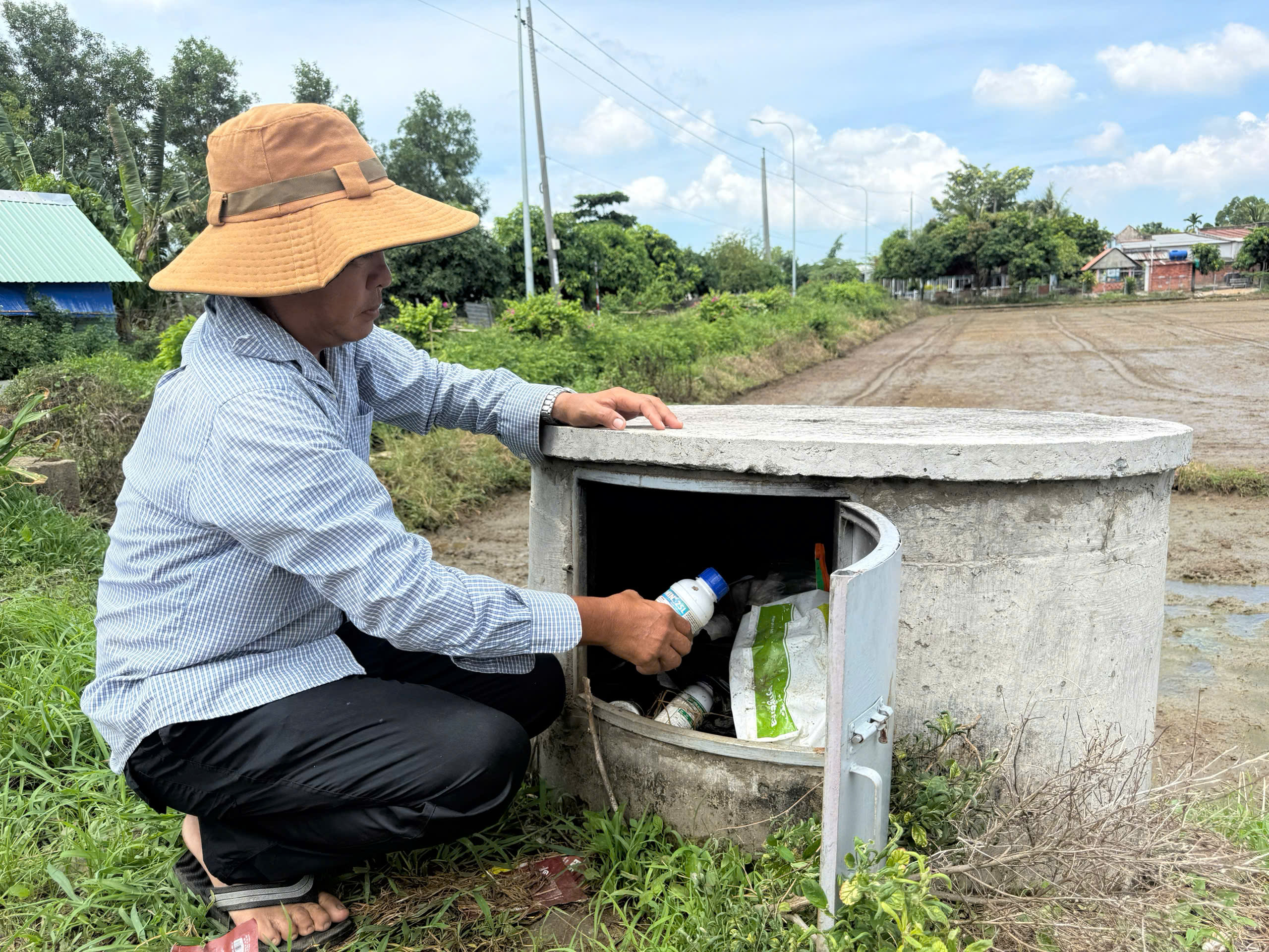 Thu gom vỏ thuốc bảo vệ thực vật: Giữ m&agrave;u xanh cho đồng ruộng - Ảnh 2.