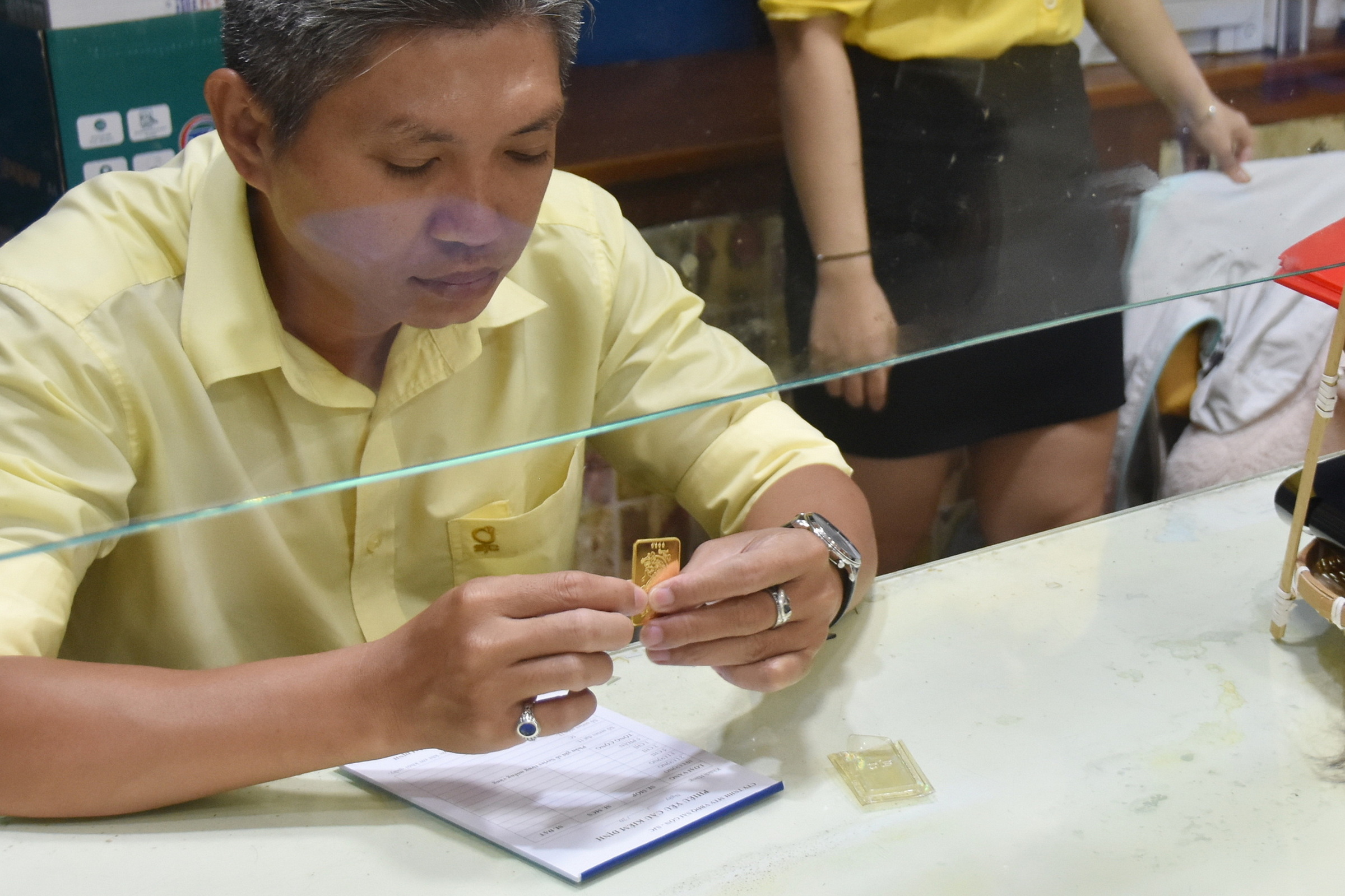 Gi&aacute; v&agrave;ng h&ocirc;m nay 17-6: Tiếp tục đi l&ecirc;n - Ảnh 1.