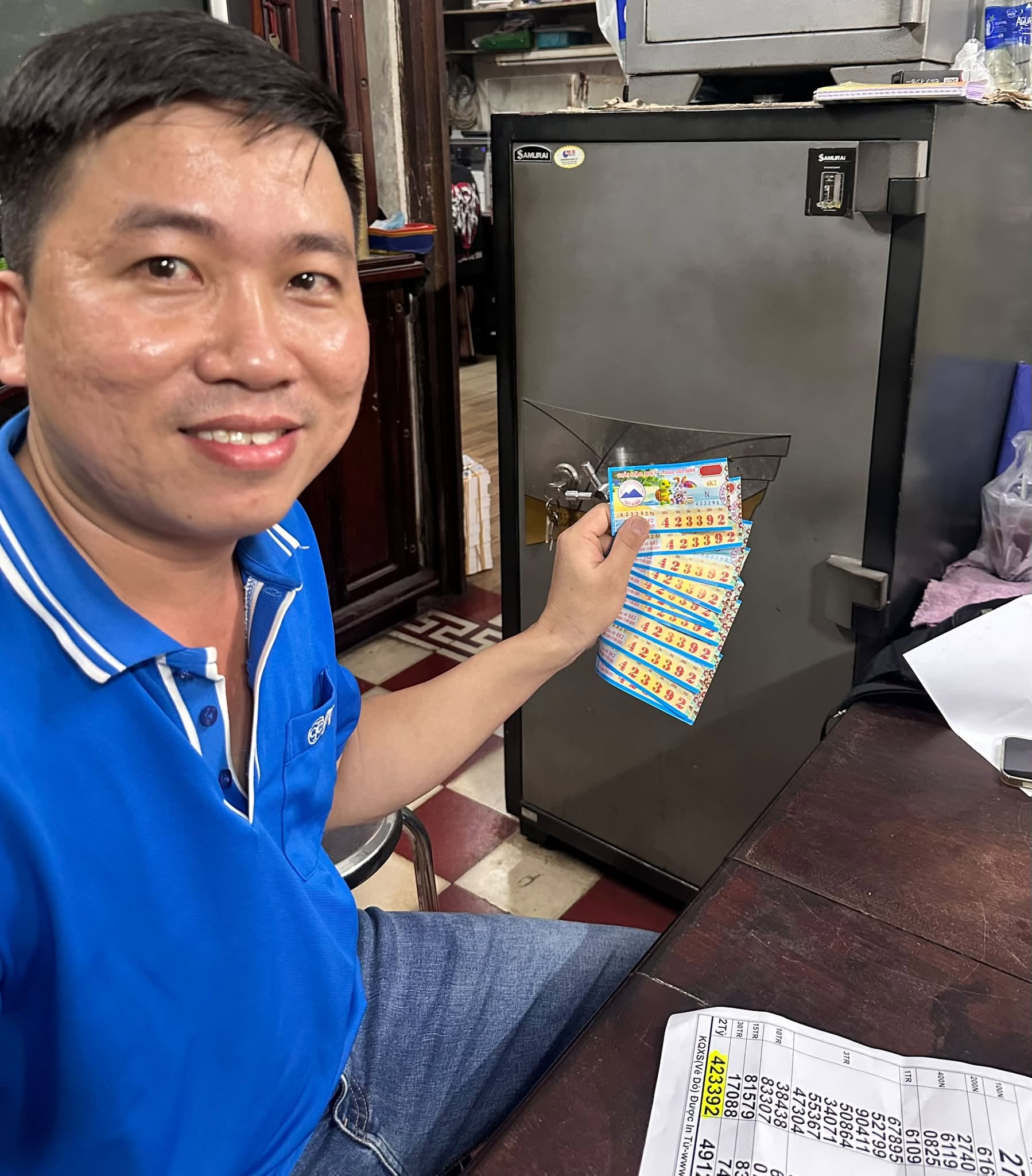 Tr&uacute;ng độc đắc xổ số miền Nam, t&agrave;i xế xe dịch vụ l&atilde;nh tiền mặt lẫn chuyển khoản - Ảnh 3.