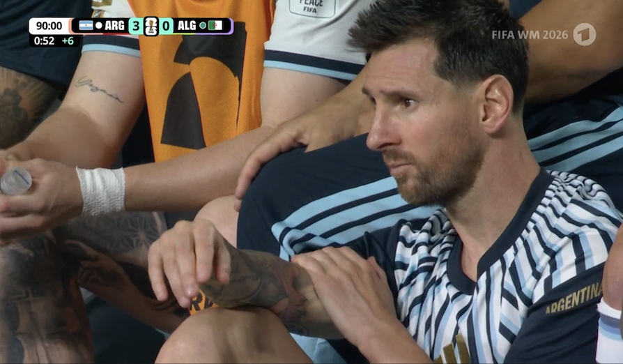 Messi v&agrave; h&agrave;nh động đẹp sau c&uacute; hat-trick lịch sử - Ảnh 1.
