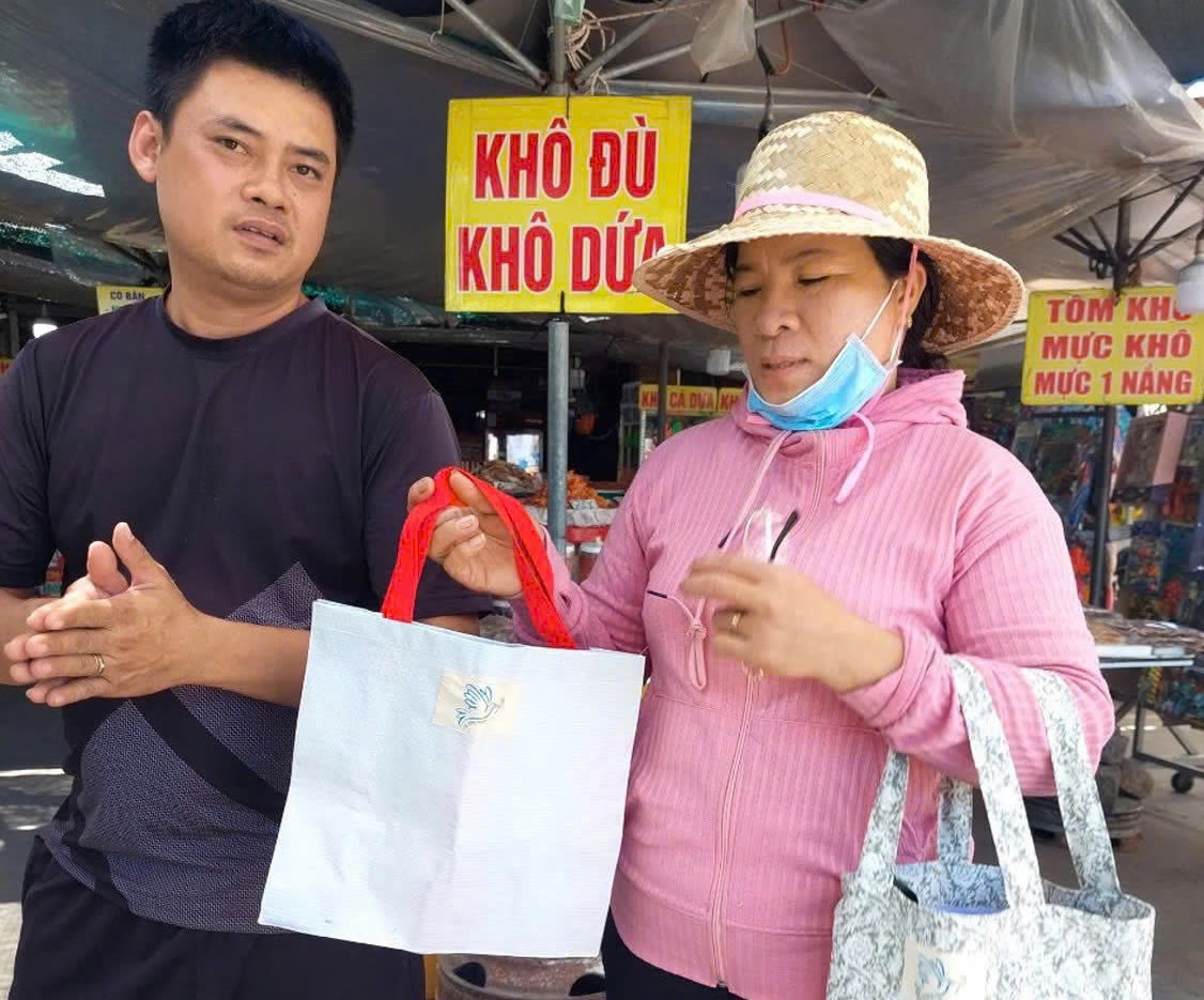 Những phi&ecirc;n chợ xanh giữa v&ugrave;ng rừng ngập mặn Cần Giờ - Ảnh 2.