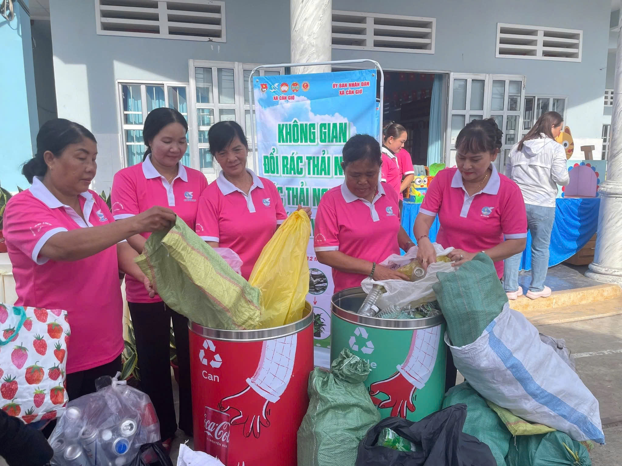 Những phi&ecirc;n chợ xanh giữa v&ugrave;ng rừng ngập mặn Cần Giờ - Ảnh 1.