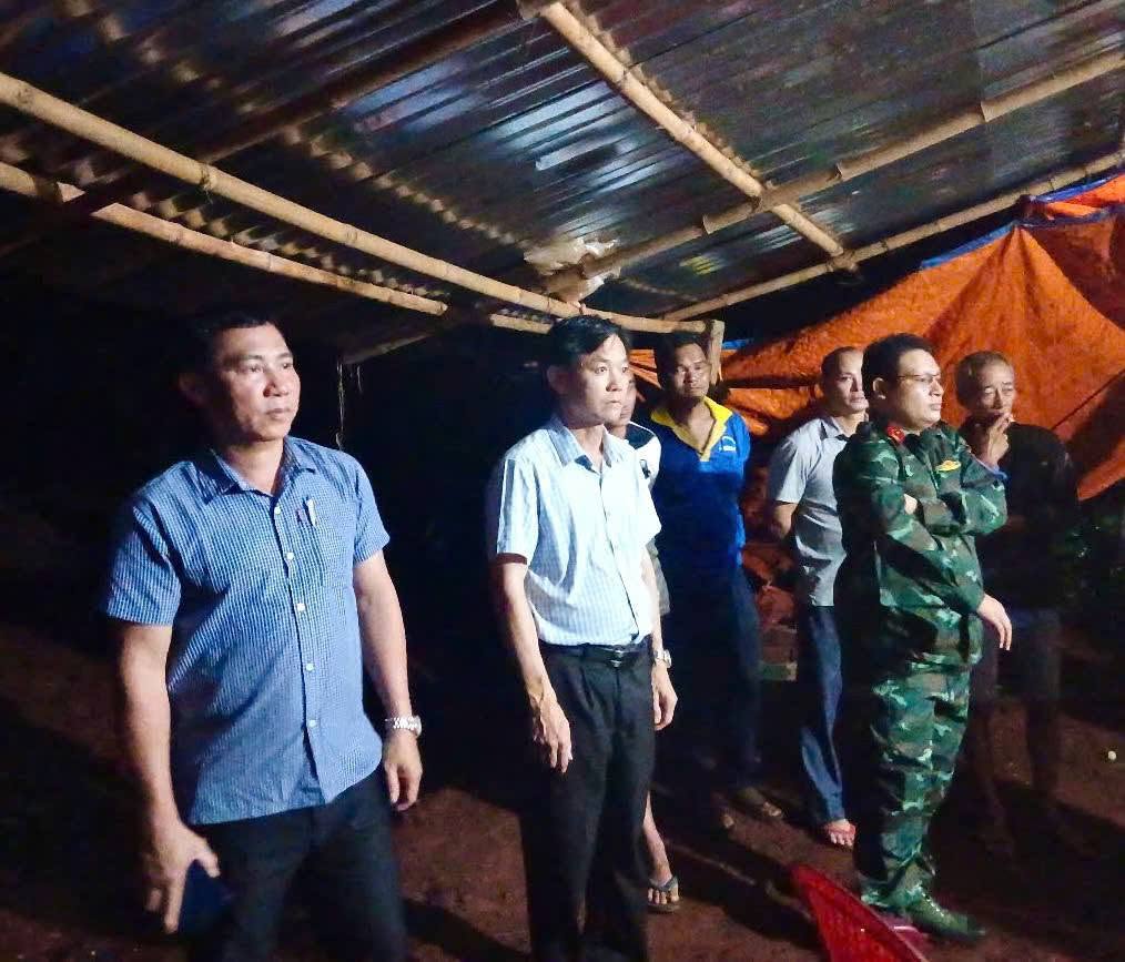 Gi&ocirc;ng lốc lầm bật gốc c&acirc;y, đ&egrave; chết 1 người ở Đồng Nai - Ảnh 2.