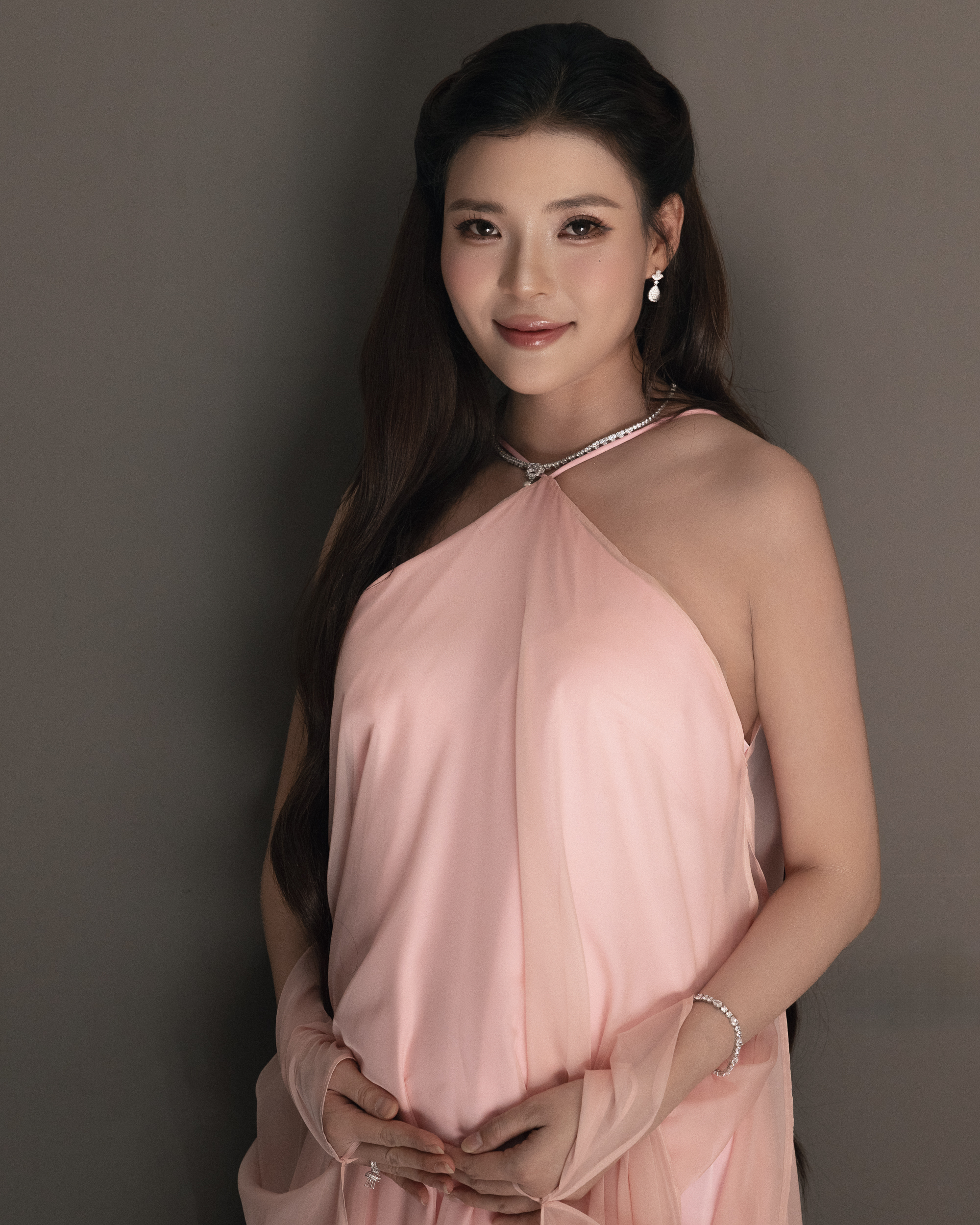"B&agrave; bầu" Th&uacute;y Diễm rạng rỡ trong ng&agrave;y vui của Lương Thế Th&agrave;nh - Ảnh 2.