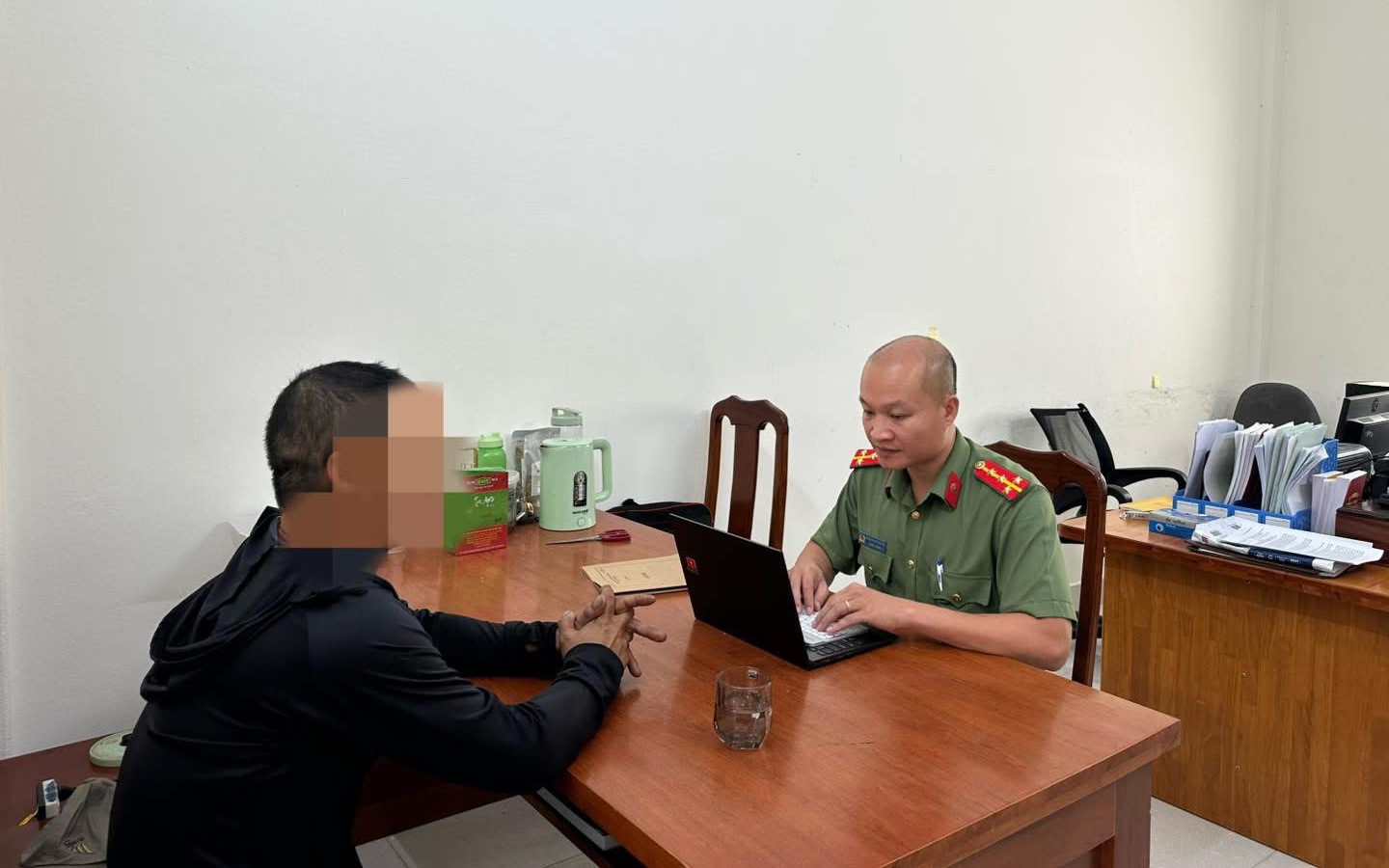 Công an làm việc với người đàn ông vì tương tác với trang Thoibao.de