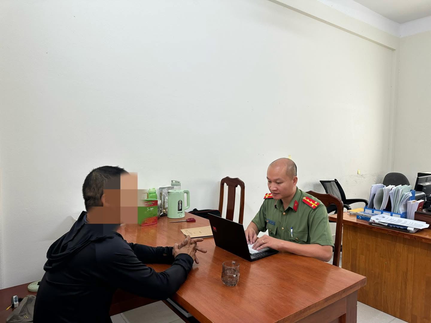 Công an làm việc với người đàn ông vì tương tác với trang Thoibao.de - Ảnh 1.