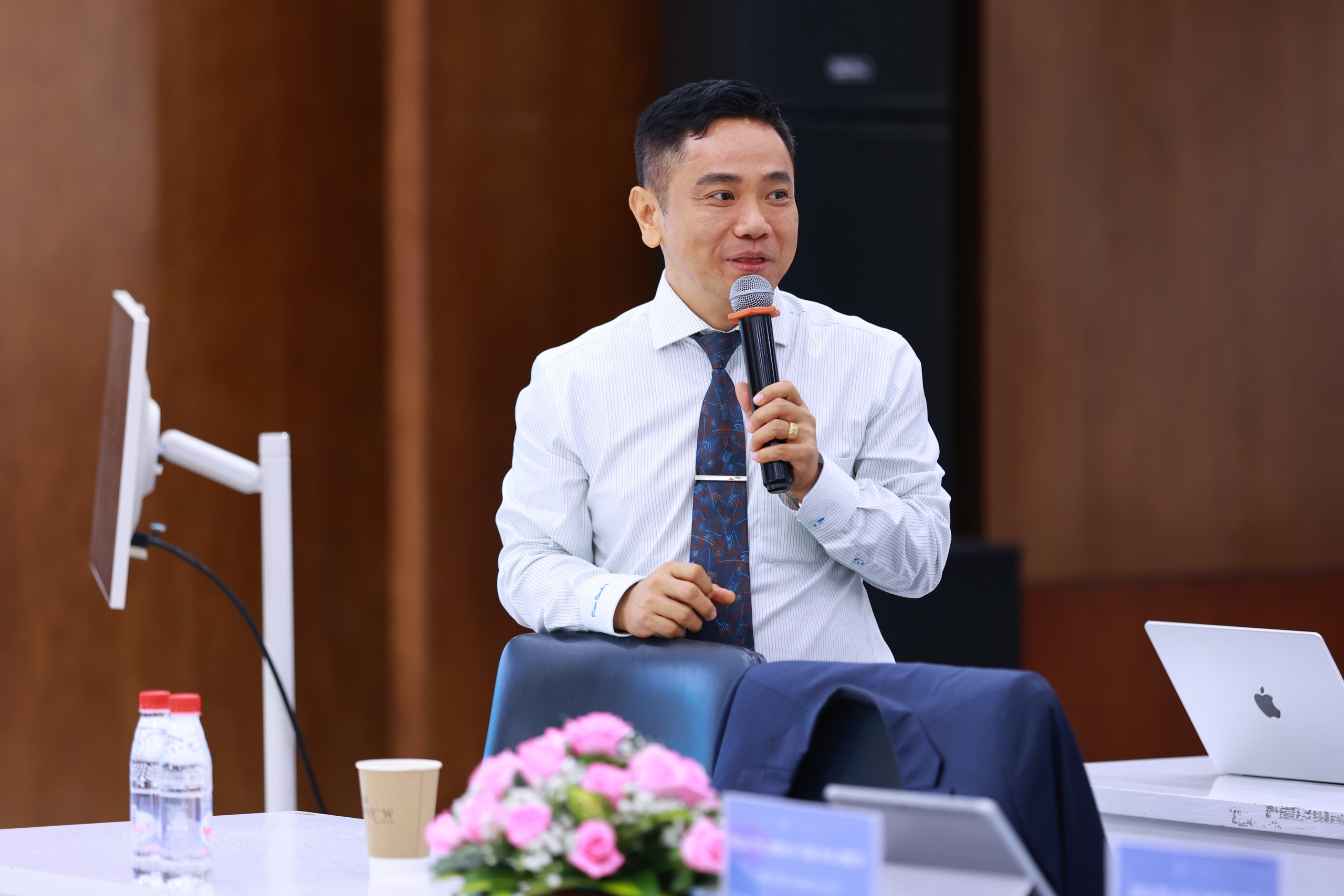 Trường ĐH tổ chức hội thảo để tìm giải pháp hoàn thiện chính sách, pháp luật đất đai - Ảnh 3.