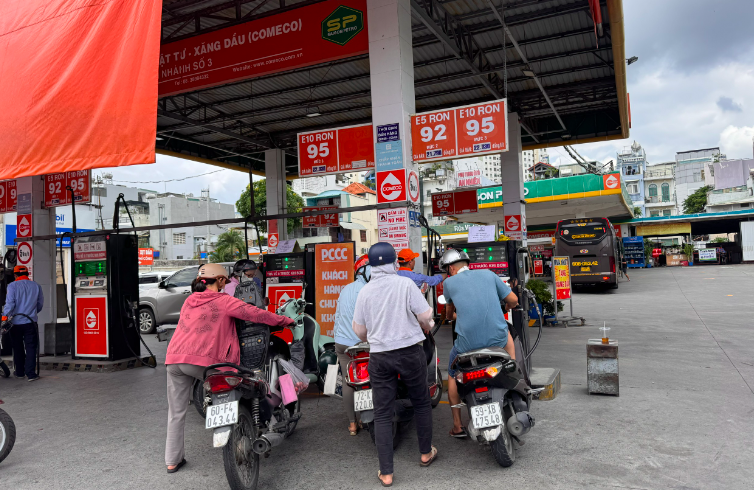 Đề xuất kéo dài lưu thông xăng E5 để hỗ trợ người tiêu dùng năm 2026 - Ảnh 1.