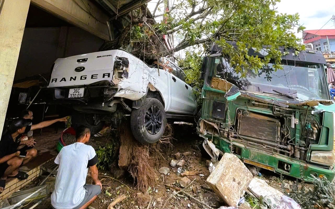 Xe tải mất lái tông trúng ô tô đậu bên đường, bật gốc cây lộc vừng