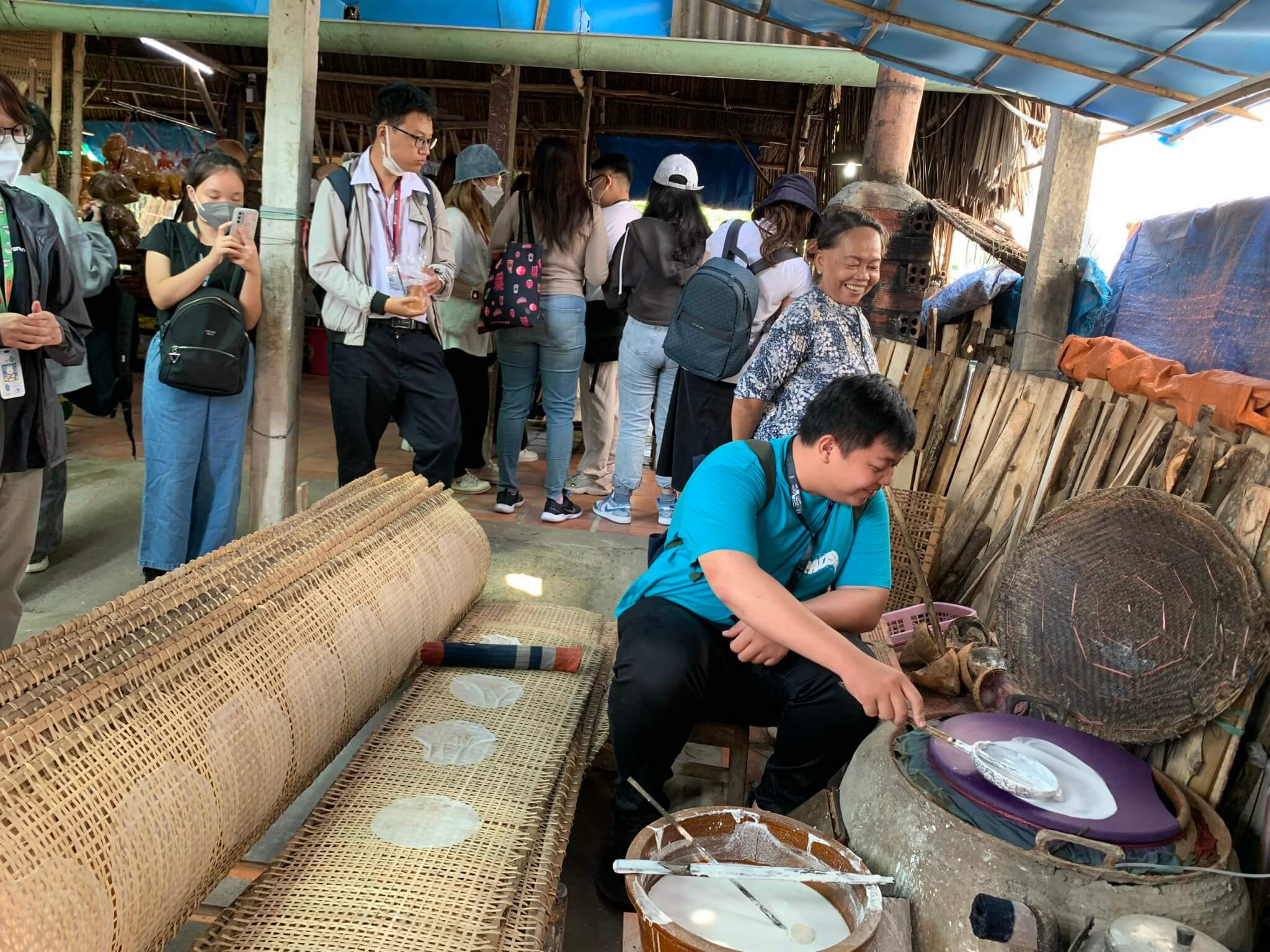 Tiếp lửa l&agrave;ng b&aacute;nh tr&aacute;ng Ph&uacute; H&ograve;a Đ&ocirc;ng - Ảnh 2.