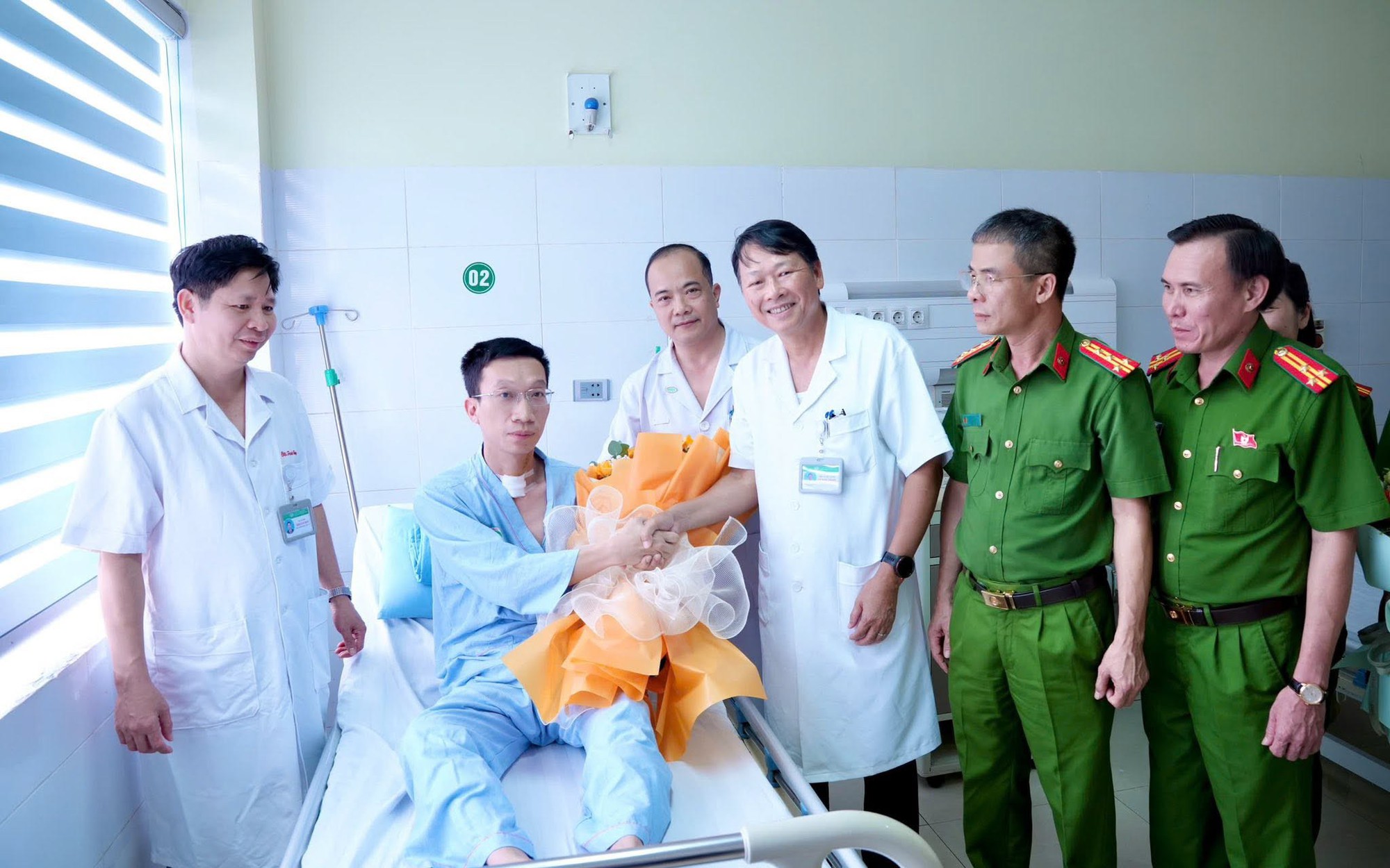 Trung tá công an bị kẻ ngáo đá đâm trọng thương xuất viện