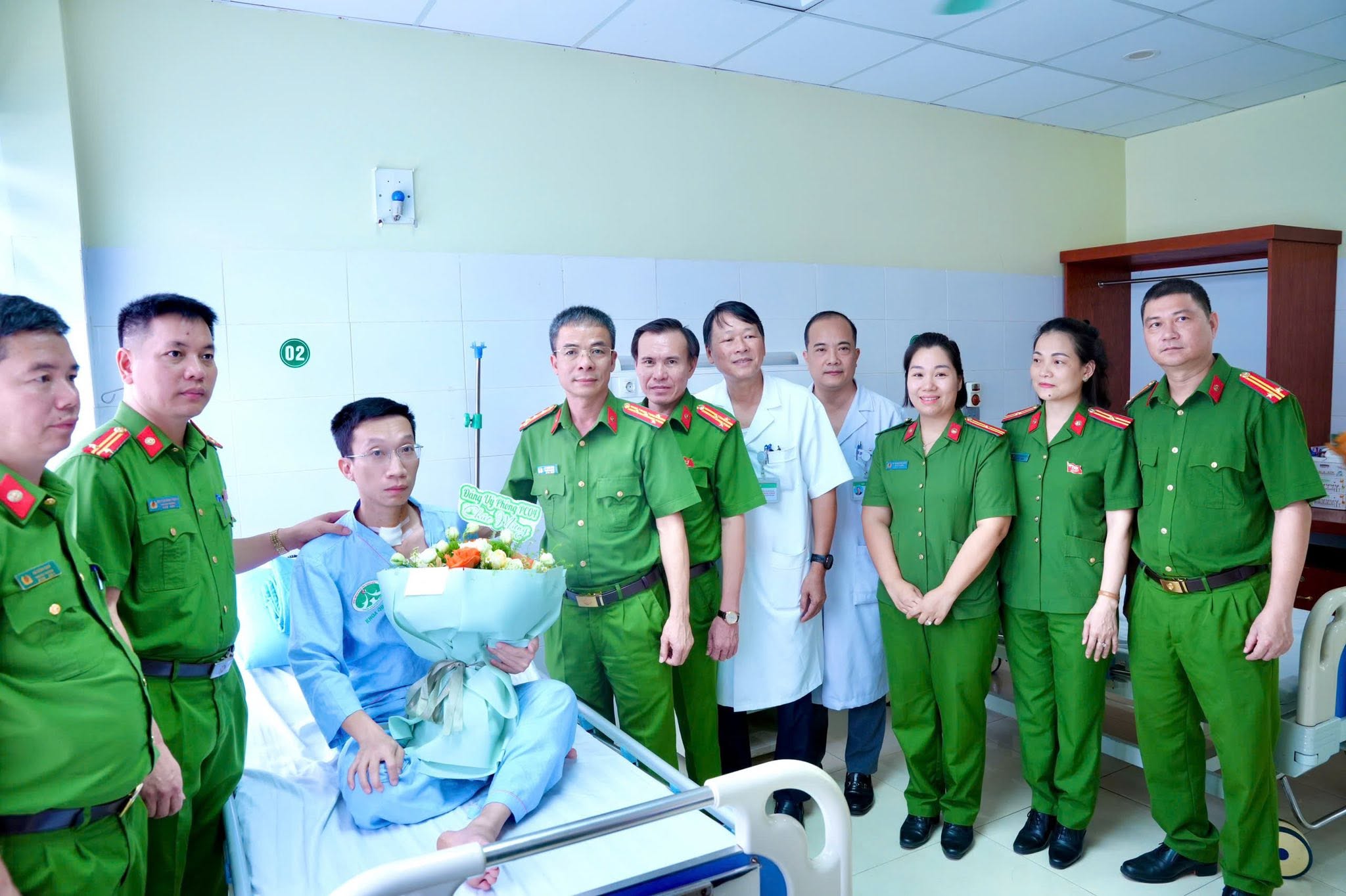 Trung tá công an bị kẻ ngáo đá đâm trọng thương đã xuất viện - Ảnh 1.