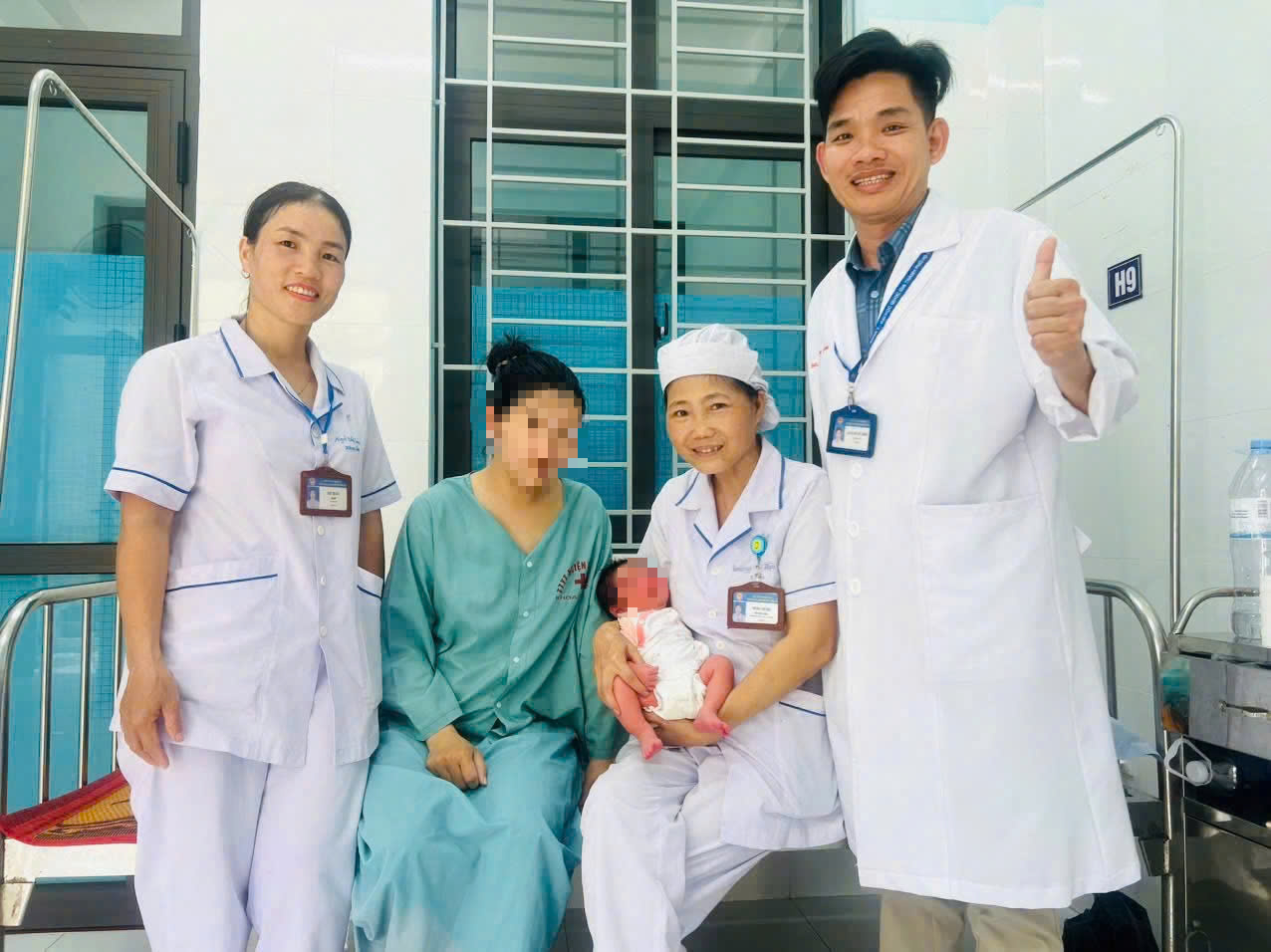 Cứu sản phụ bị băng huyết sau khi sinh con tr&ecirc;n xe kh&aacute;ch - Ảnh 1.