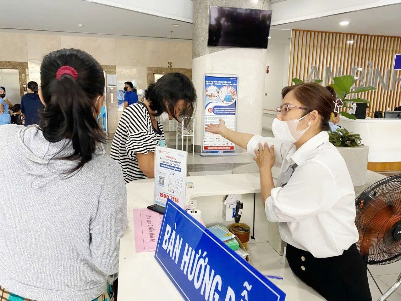 Ng&agrave;y đầu ti&ecirc;n đ&atilde; c&oacute; hơn 100 người d&acirc;n đến đến kh&aacute;m bệnh - Ảnh 3.