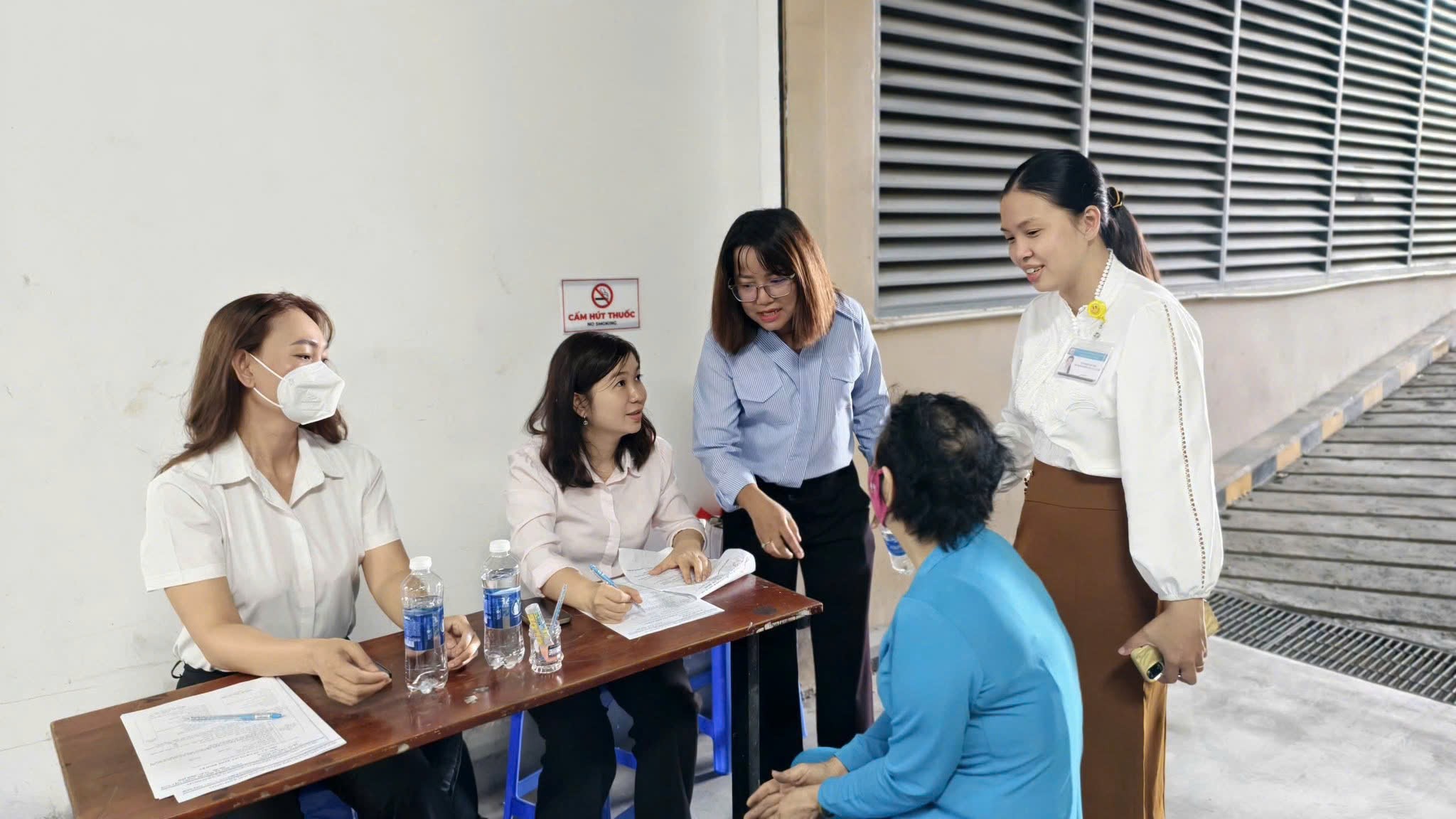 Ng&agrave;y đầu ti&ecirc;n đ&atilde; c&oacute; hơn 100 người d&acirc;n đến đến kh&aacute;m bệnh - Ảnh 2.