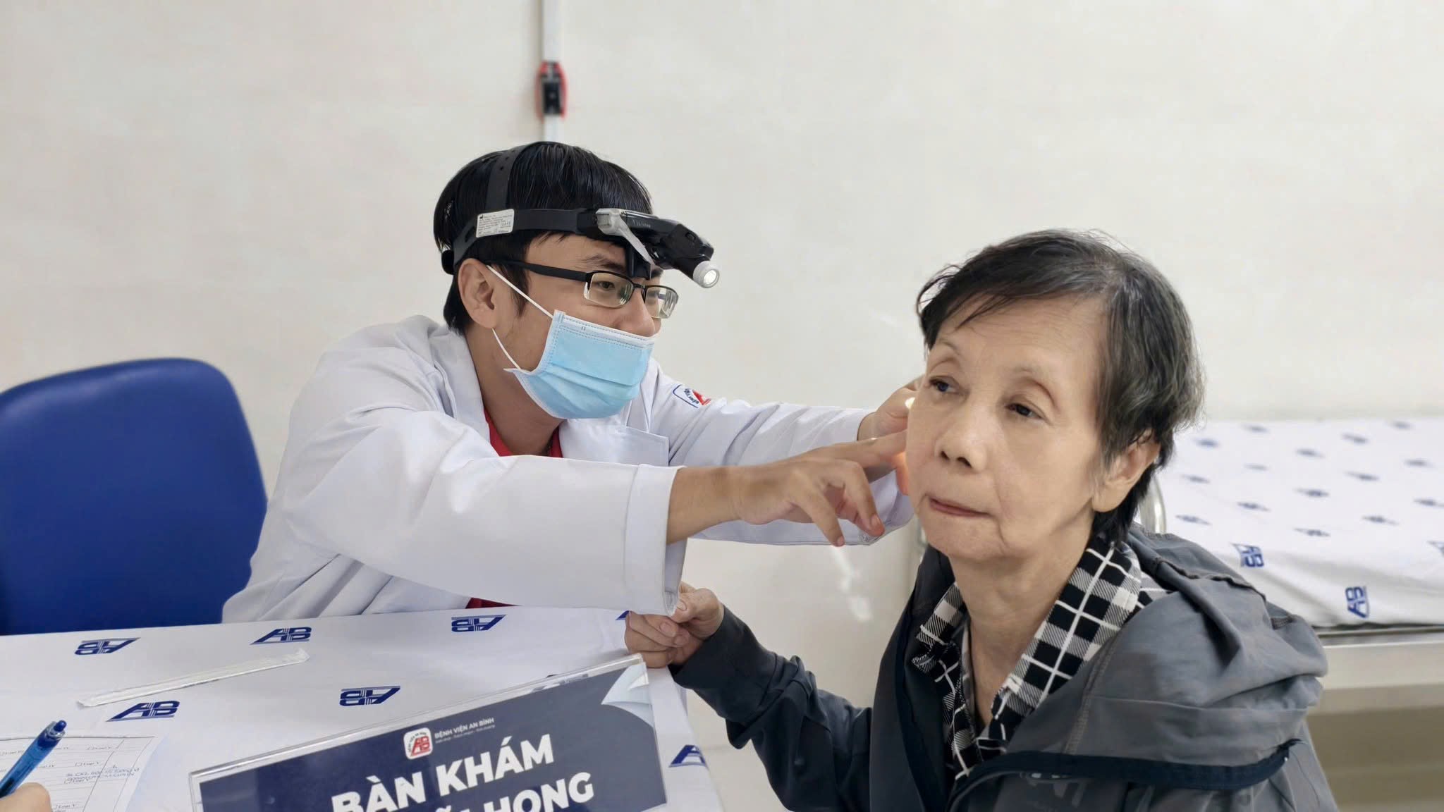 Ng&agrave;y đầu ti&ecirc;n đ&atilde; c&oacute; hơn 100 người d&acirc;n đến đến kh&aacute;m bệnh - Ảnh 1.
