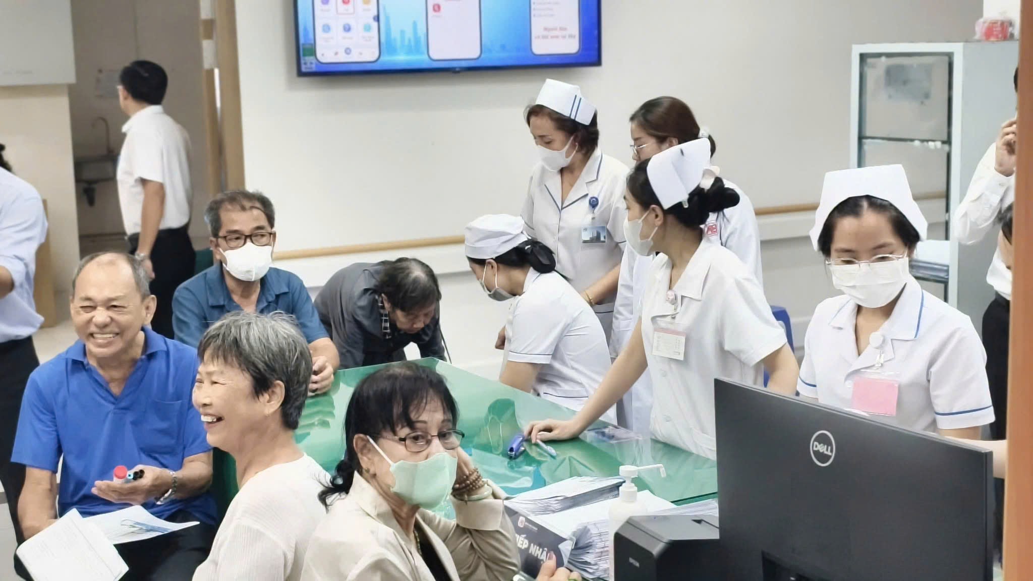 Ng&agrave;y đầu ti&ecirc;n đ&atilde; c&oacute; hơn 100 người d&acirc;n đến đến kh&aacute;m bệnh - Ảnh 4.