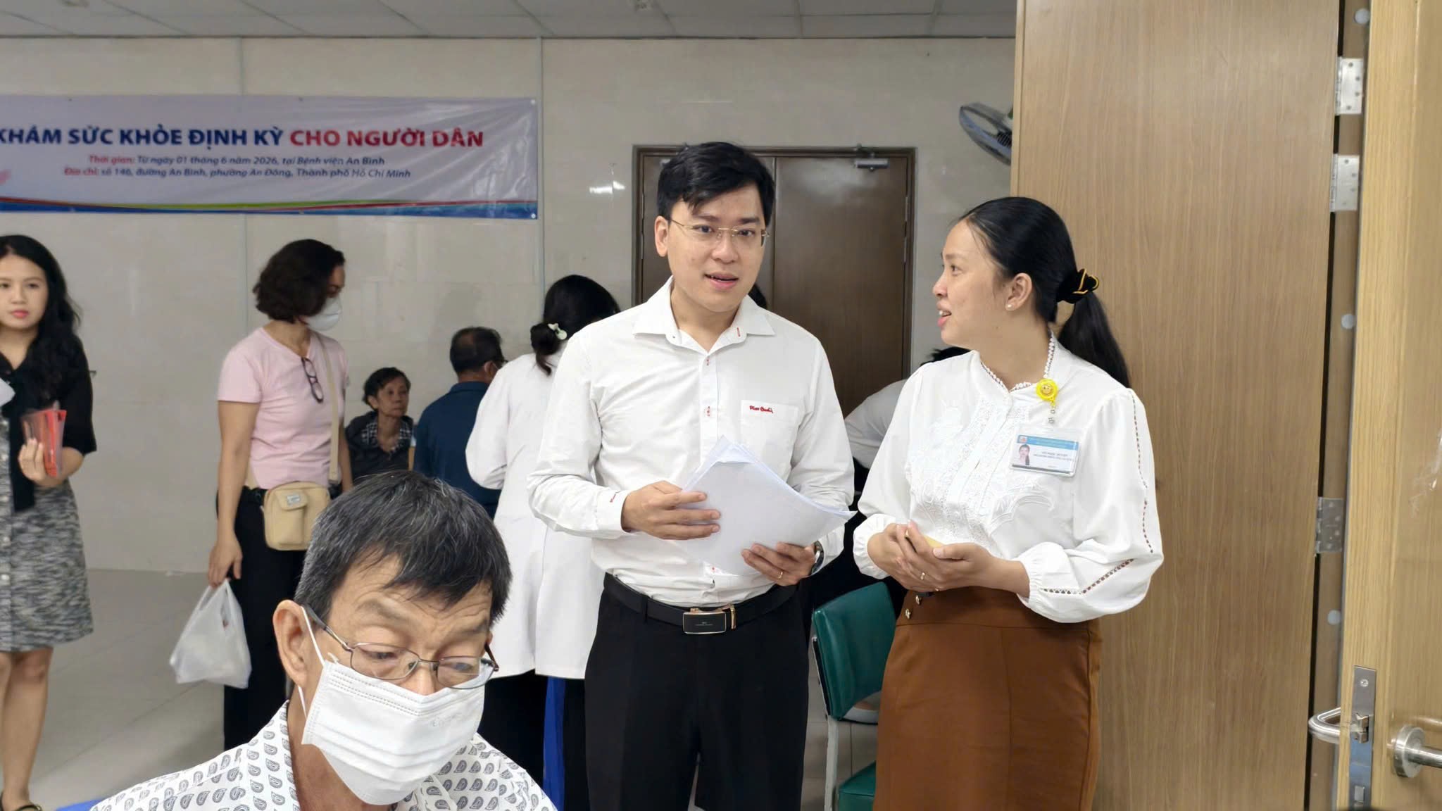 Ng&agrave;y đầu ti&ecirc;n đ&atilde; c&oacute; hơn 100 người d&acirc;n đến đến kh&aacute;m bệnh - Ảnh 5.