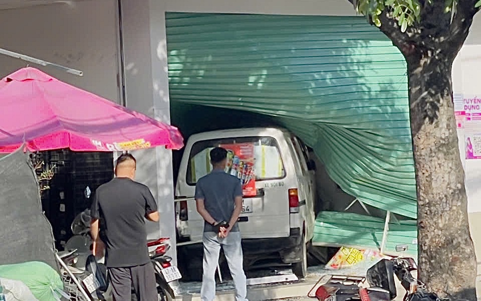 Vụ xe van tông cửa cuốn siêu thị mini ở TPHCM: Không có thiệt hại nghiêm trọng