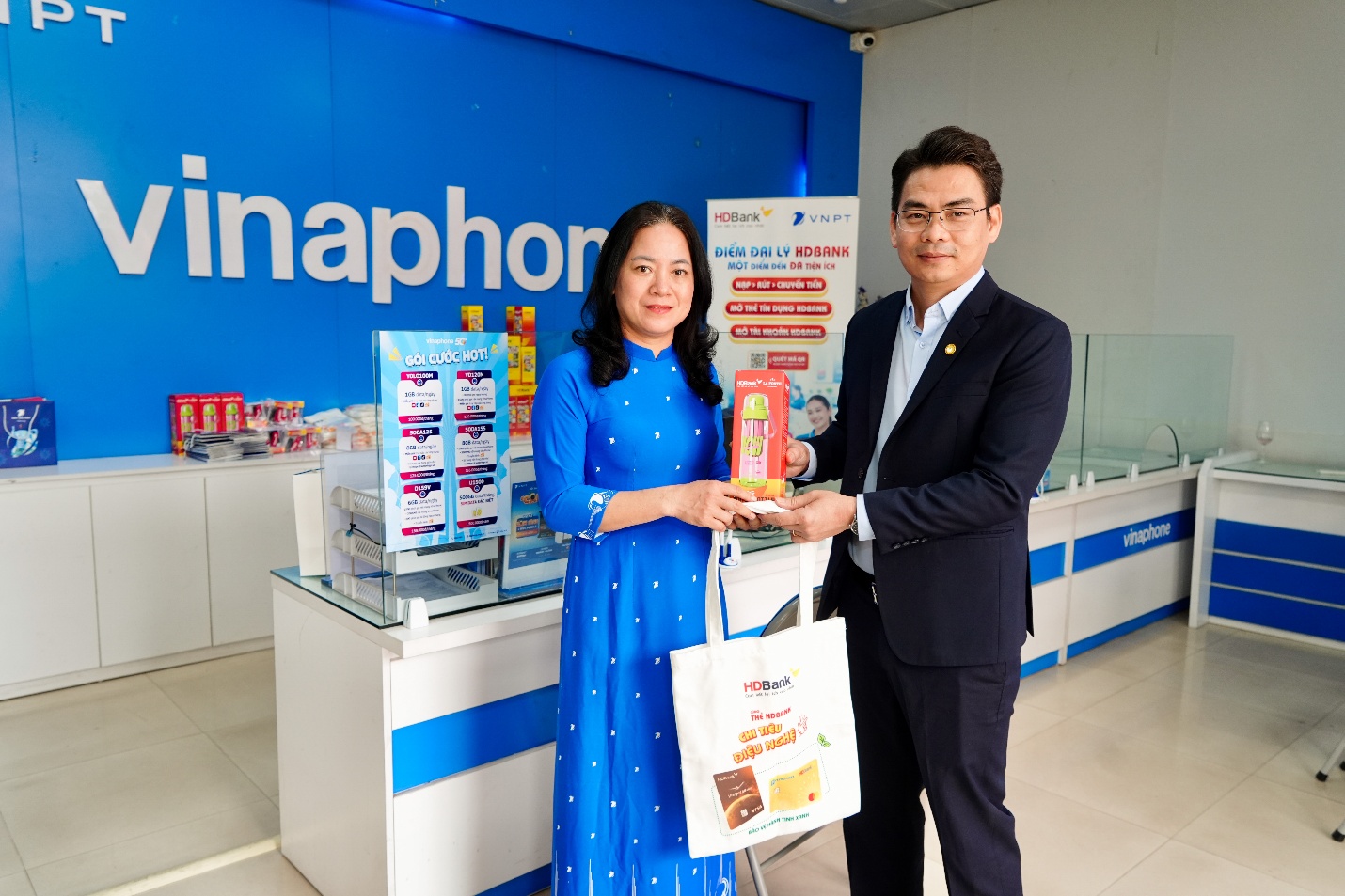 HDBank đưa dịch vụ ngân hàng đến gần hơn với người dân qua gần 900 điểm giao dịch VNPT toàn quốc - Ảnh 2.