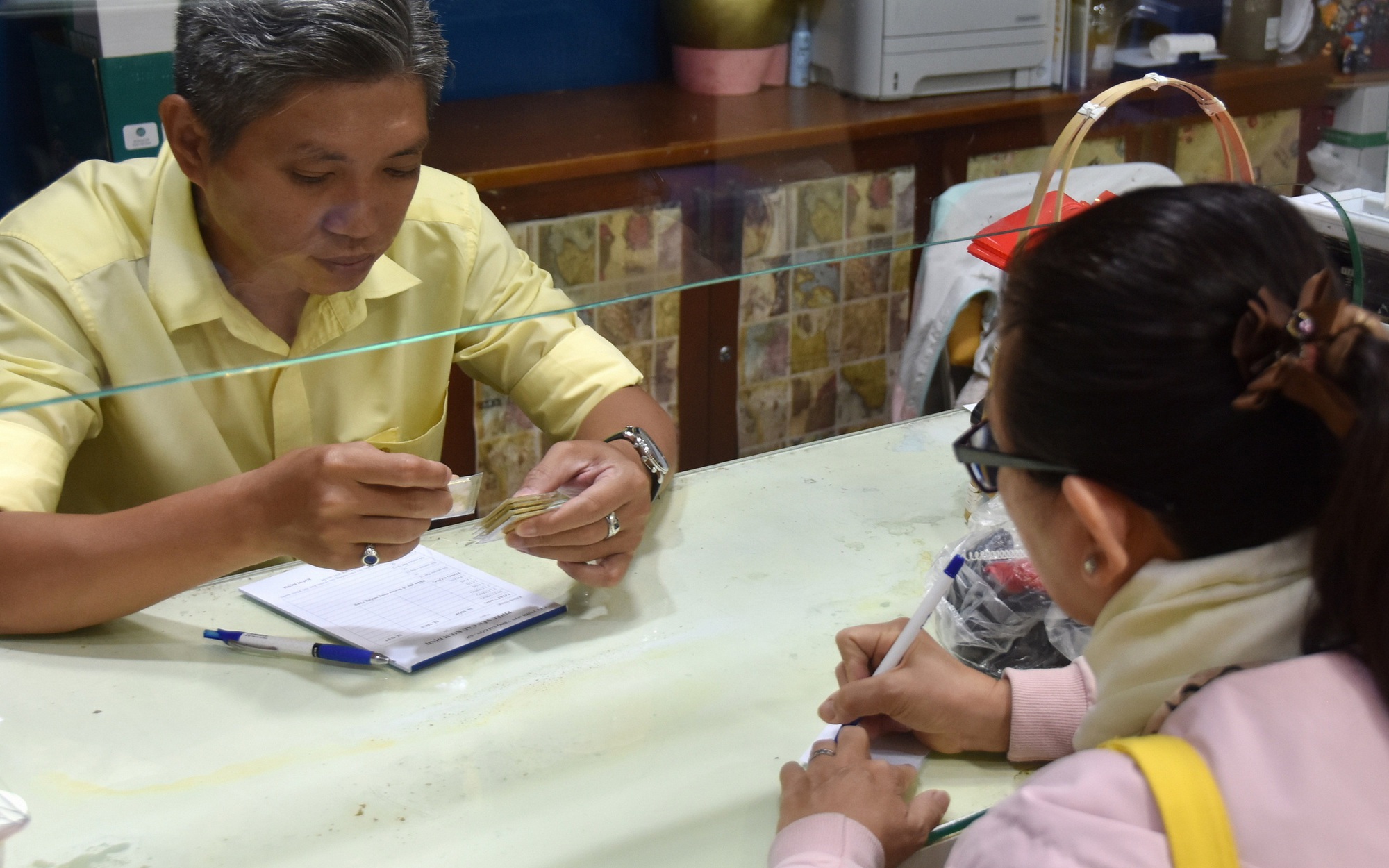 Giá vàng hôm nay 19-6: Tiếp tục lao xuống khi USD tăng giá