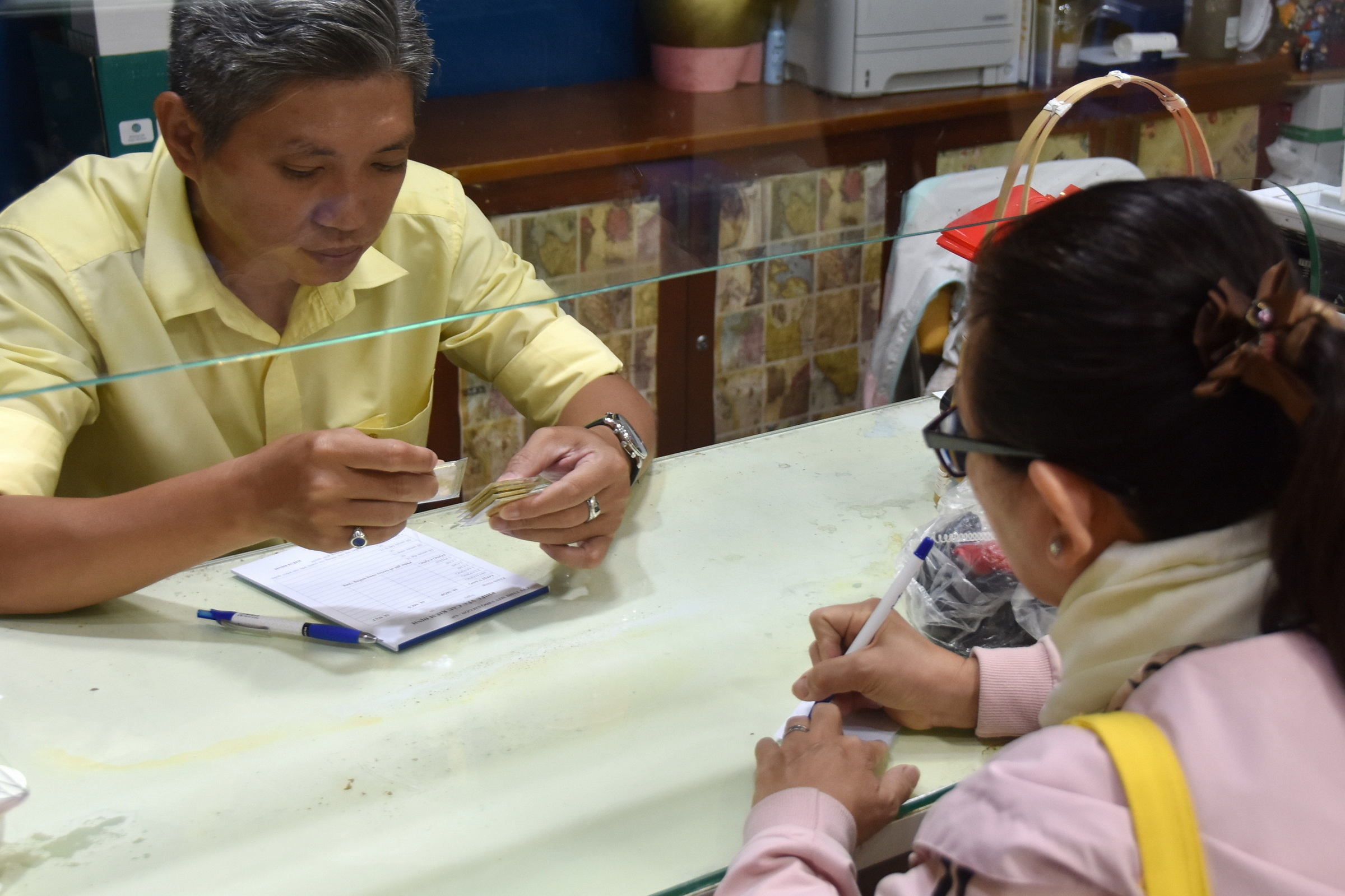 Gi&aacute; v&agrave;ng h&ocirc;m nay 19-6: Tiếp tục lao xuống khi USD tăng gi&aacute; - Ảnh 1.