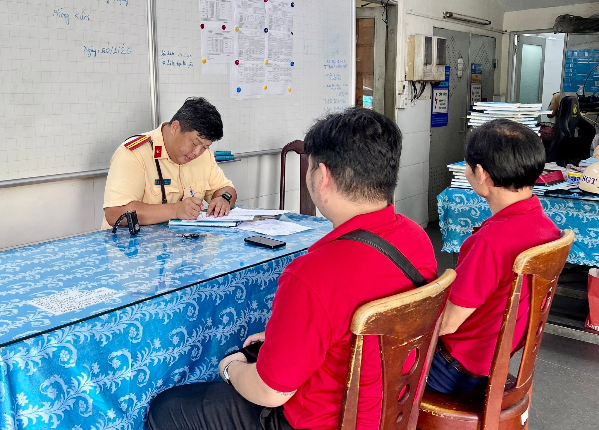 Phạt tài xế và chủ xe buýt hai tầng chở Hoa hậu Hương Giang diễu hành 2026 - Ảnh 1.