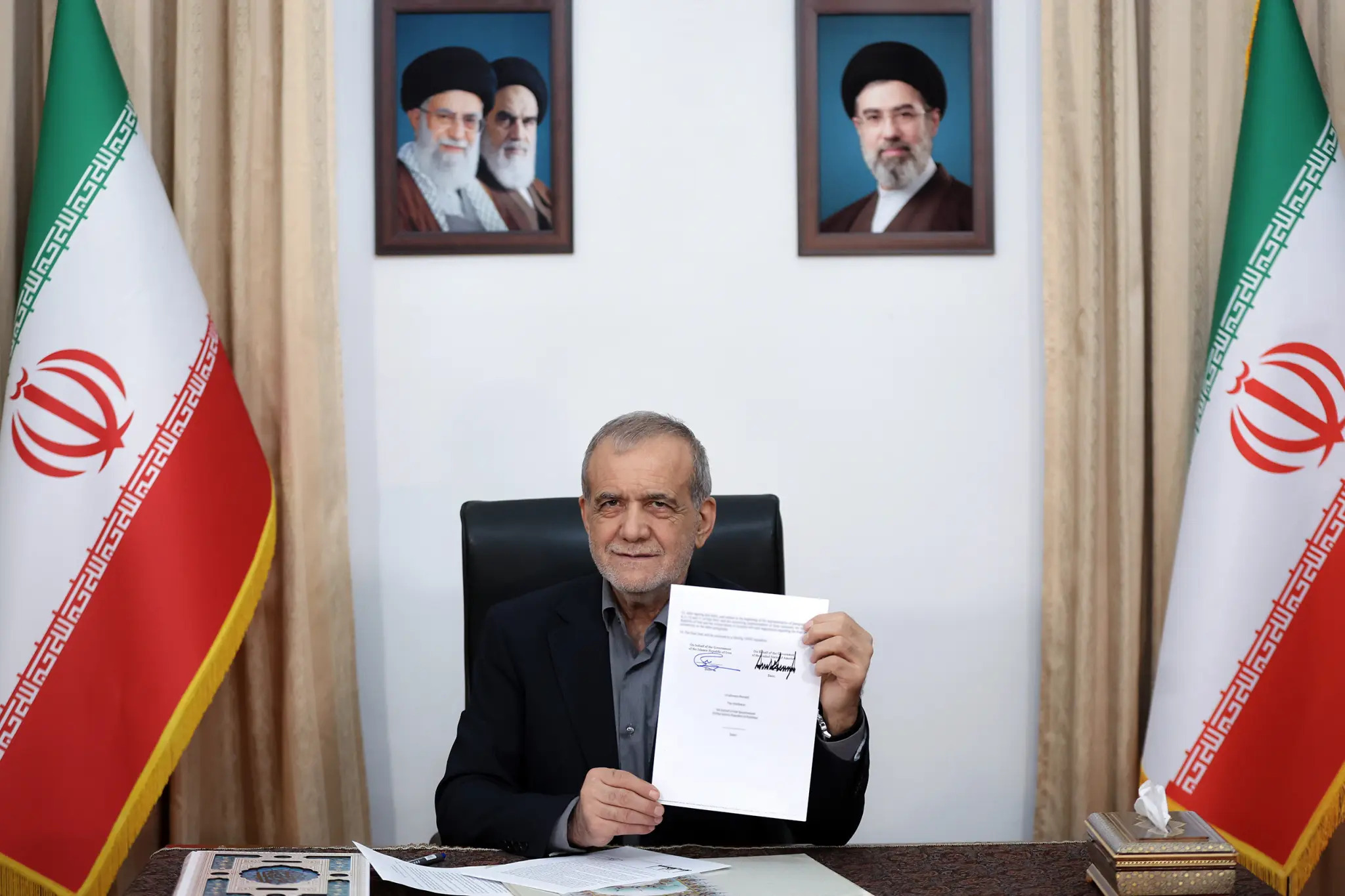 Iran lại đ&oacute;ng eo biển Hormuz - Ảnh 1.