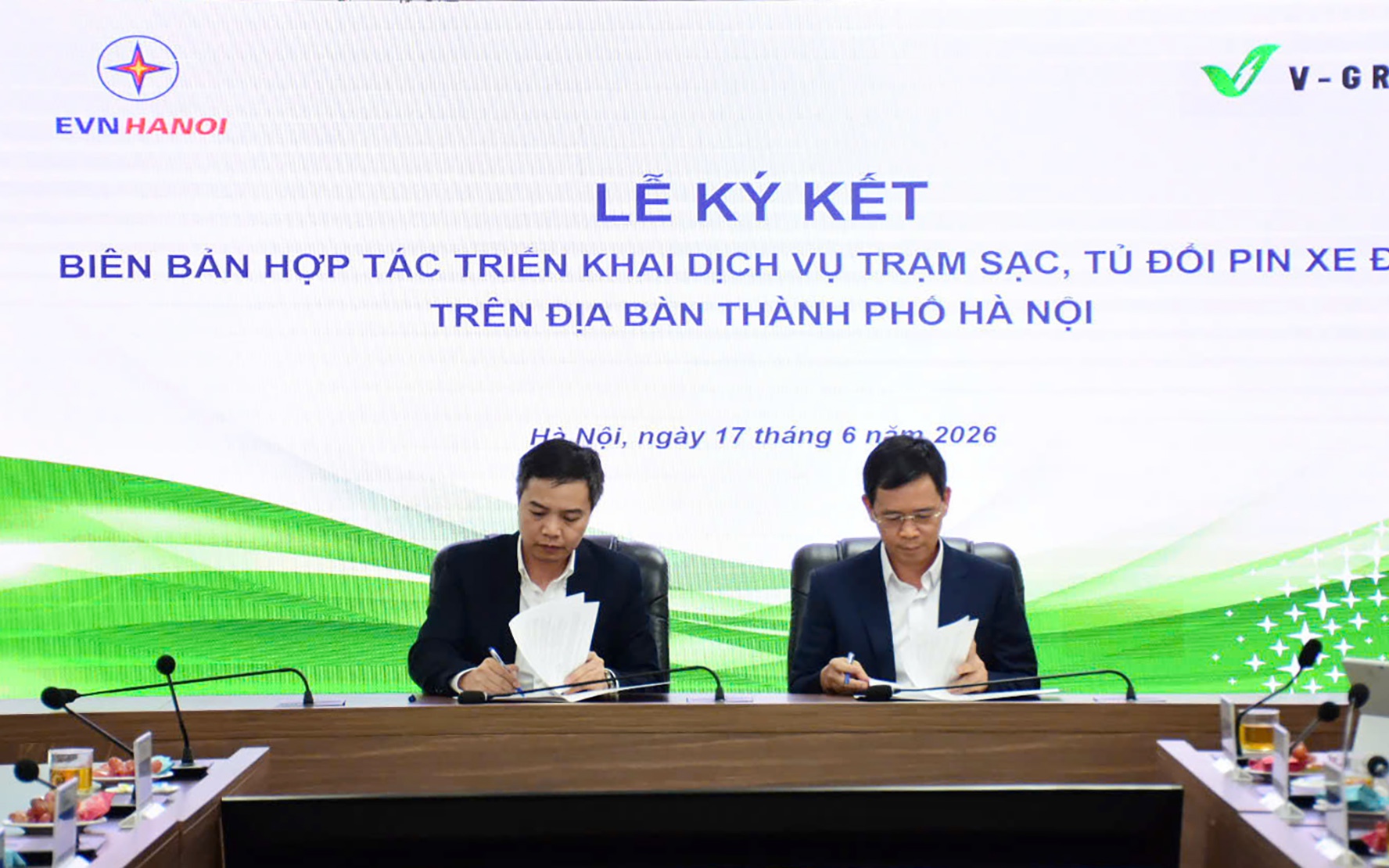 V-Green hợp tác EVNHANOI triển khai 10.000 tủ đổi pin