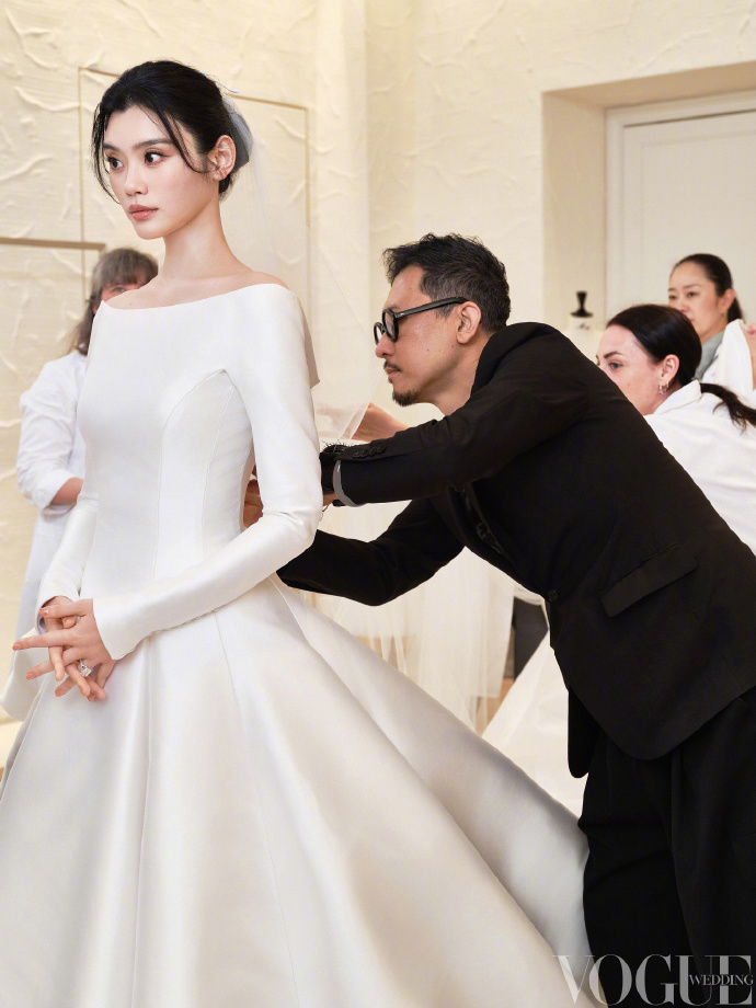 Đ&aacute;m cưới cổ t&iacute;ch của Hề Mộng Dao v&agrave; thiếu gia s&ograve;ng bạc - Ảnh 1.